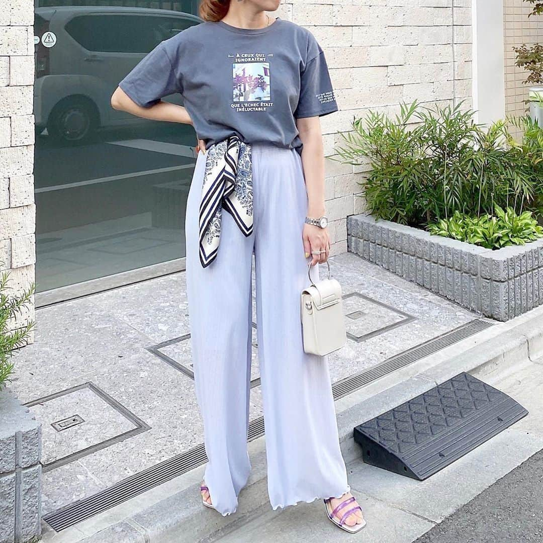 MERYさんのインスタグラム写真 - (MERYInstagram)「.⁣ 夏コーデの主役には、ヴィンテージライクなお洒落フォトTシャツはいかが？⁣ .⁣ 『archives（アルシーヴ） @archives__official 』では、レトロな雰囲気が素敵なフォトプリントTをゲットできます。⁣ さらっと一枚でキマるTシャツは、何枚あっても困らない夏のマストアイテム♡⁣ 写真の世界観が印象的なTシャツを、売り切れる前にぜひチェックしてみて。⁣ .⁣ MERYでは他にも「かわいい」に近づくさまざまな情報を発信しています。⁣ @mery.beauty コスメ・美容に特化した情報をお届け♡⁣ @mery_spot 話題のカフェやお出かけスポットをご紹介！⁣ こちらもぜひチェックしてみてください！⁣ .⁣ .⁣ photo by @archives__official⁣ .⁣ #MERY #regram #instagram #instafashion #fashion #ootd #coordinate #archives #데일리룩 #옷스타그램 #오오티디 #코디 #패션 #패션피플  #アルシーヴ #フォトt #プリントtシャツ #プリントt #カジュアルコーデ #大人カジュアル #ご近所コーデ #コーデ #コーディネート #ファッション #今日のコーデ #今日の服 #お洒落 #お洒落さんと繋がりたい #MERY女子 #メリー」6月26日 18時00分 - mery.jp