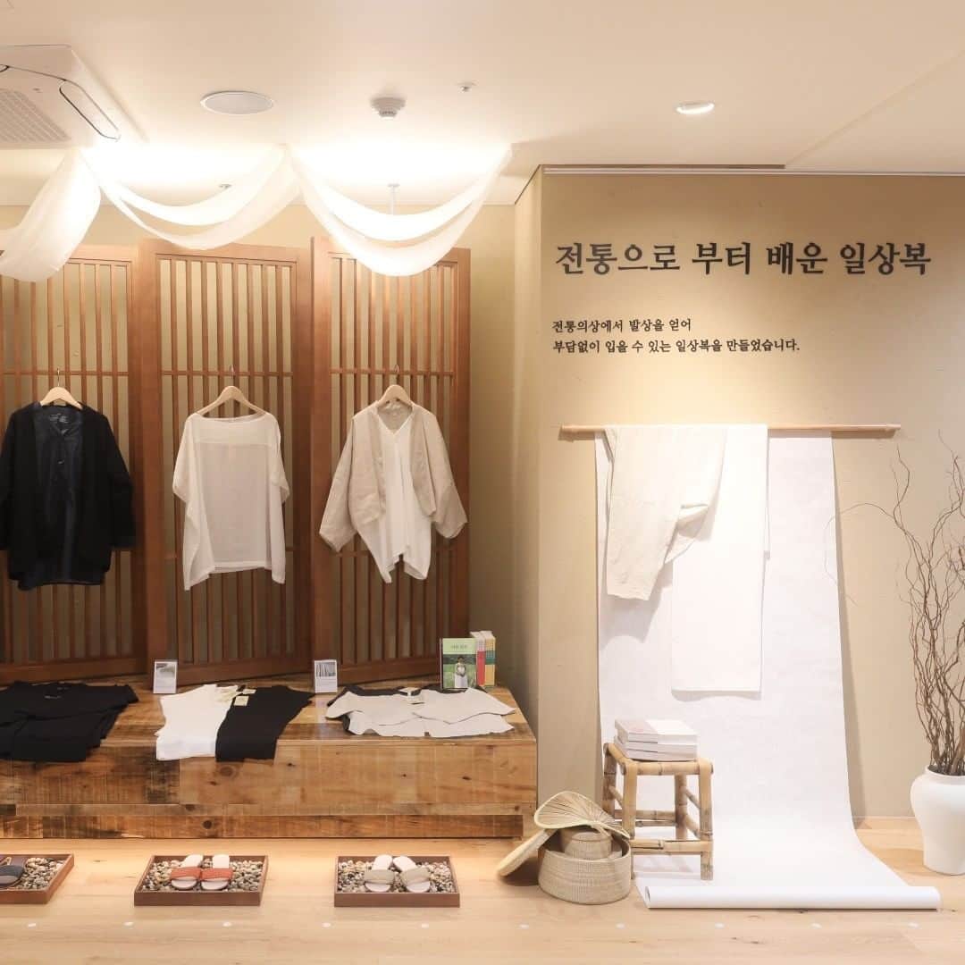 無印良品さんのインスタグラム写真 - (無印良品Instagram)「6月26日（金）、ソウル市を代表する商業地区のひとつである江南エリアに、「無印良品 江南」が韓国最大の売場面積をもってリニューアルオープンしました。 この店舗は、“食”を通じた地元の方々との協業をテーマとし、4フロアで構成されています。 内装デザインは、店全体がゆったりとくつろげる家のような空間となるように、1階はみんなが集い、会話が生まれる場所として“土間”をイメージし、床をコンクリートで仕上げています。 - 無印良品の思想に共感してくださった企業・団体と連携し、地元の生産者の方々によってつくられた商品や、ハーブなどの“食”に関する植物を販売するほか、地域で人気のベーカリーの出店や、食材そのもののおいしさを生かしたサラダや日替わり弁当の販売も予定しています。 - On Friday June 26, MUJI GANGNAM opened in the Gangnam area (one of the major commercial districts in Seoul) after a renovation and expansion. With the theme of “cooperating with the local community through food”, this store spreads over four floors, making it the largest MUJI store in Korea. The interior of the store is designed to make the entire space a relaxing place like home. With the idea of everyone gathering together and communicating in the earthen floor of a house, the floor of 1F is finished with concrete. - In cooperation with companies and organizations that agree with the philosophy of MUJI, this store introduces products made by local producers, herbs and other food-related plants, and invites a locally popular bakery to sell their breads in the store. What’s more, we also provide salads and lunch boxes that bring out the original taste of the ingredients. - 6월26일（금）, 서울시를 대표하는 상업 지구 중 하나인 강남 지역에 ‘무인양품 강남점’이 한국 최대 규모로 리뉴얼 오픈하였습니다. 무인양품 강남점은 “식食”을 통한 지역의 기업 및 생산자들과의 협업을 테마로, 4개 층으로 구성하였습니다. 점내 디자인은, 매장 전체가 편안하게 쉴 수 있는 집과 같은 공간이 되도록 하였으며, 1층은 모두가 모여 대화할 수 있는 곳으로 ""마루""를 이미지 하였고 바닥은 콘크리트로 마감했습니다. - 무인양품의 사상에 공감해 주신 기업·단체와 연계하여 현지의 생산자분들이 만든 상품이나 허브 등 ""식食""과 관련된 식물을 판매하며, 그 외에도 지역에서 인기 있는 베이커리의 출점 및 식재료 본연의 맛을 살린 샐러드나 매일 메뉴가 바뀌는 도시락 판매도 예정되어 있습니다. - - #無印良品 #MUJI #MUJIshop #MUJIflagship #Korea #GANGNAM」6月26日 18時00分 - muji_global