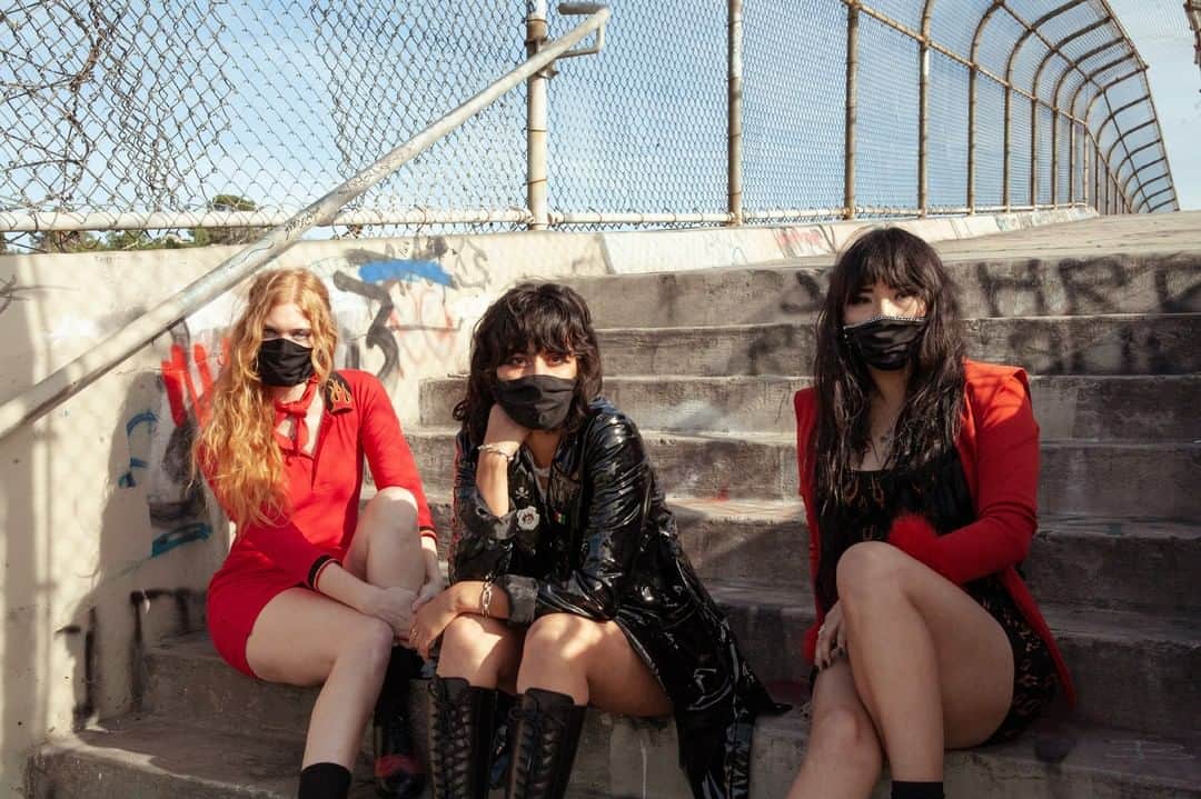 アンダーグラウンドのインスタグラム：「Taking us through the dark brooding tales of mischief and romance with their bewitching tunes, Californian goth-grunge band L.A. Witch are a heady cocktail of soft grunge and Rock 'n' Roll. From their churning guitar riffs to the lovely tambourine, the trio certainly reminds you of both Mazzy Star and The Cramps.⁠ ⁠ Having just released their groovy new single ‘I Wanna Lose’, L.A. Witch also announced their forthcoming album Play with Fire. Today, we sat down with the members to talk about growing up in the City of Angels (and Palm Trees), their obsession with leather jackets and the one album they will carry to a desert island. Read full Q&A on our blog, link in bio.⁠ ⁠ #lawitch #suicidesqueezerecords #rocknroll #grunge #undergroundengland」