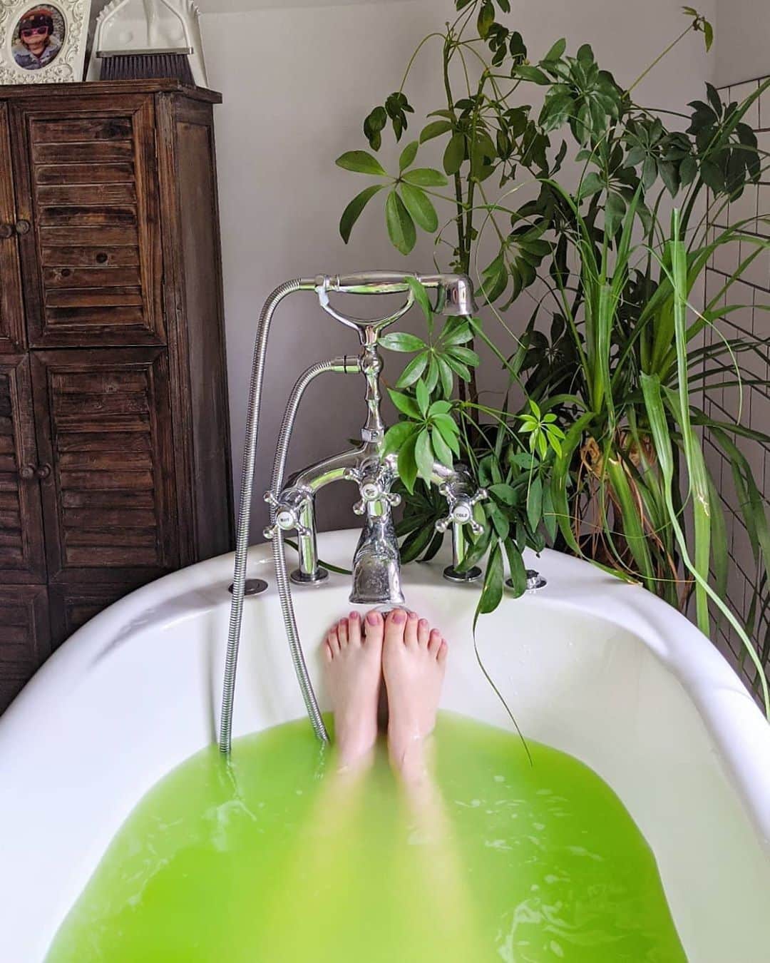 ラッシュジャパンさんのインスタグラム写真 - (ラッシュジャパンInstagram)「今日は風呂の日。38度ほどのぬるいお風呂に浸かると、熱い温度のお風呂よりリラックスできるといわれています。今週頑張った自分へのご褒美に、深呼吸をして心と体をリセットする時間を🛀⁠ ⁠ /Photo by @fairytaleparades⁠ ⁠ #風呂の日 #WeTheBathers #バスボム」6月26日 18時01分 - lushjapan