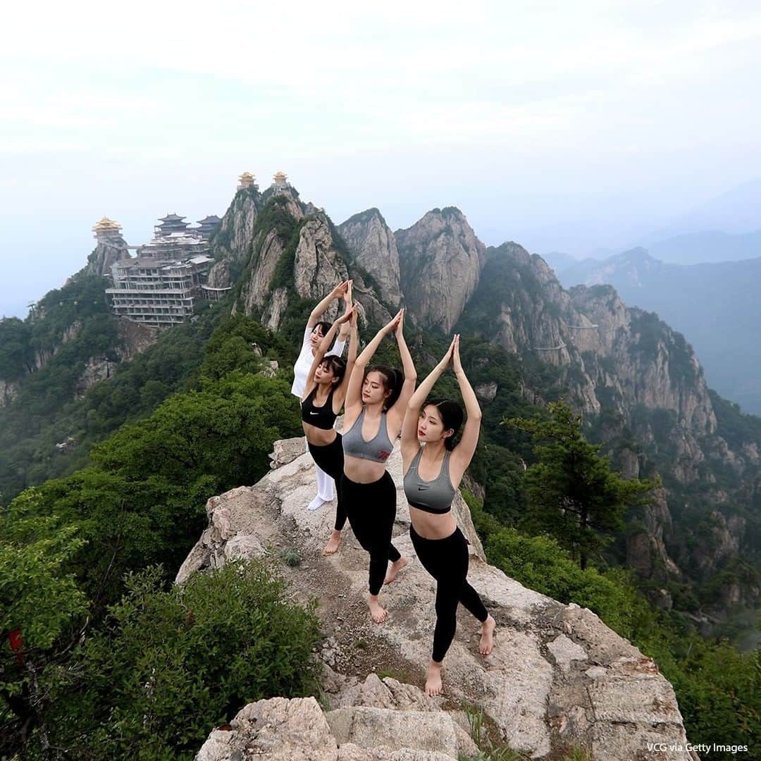 ABC Newsさんのインスタグラム写真 - (ABC NewsInstagram)「People practice yoga on a cliff at an attitude of over 2,000 meters (over 6,500 ft) to mark International Yoga Day, at Laojunshan mountain in Henan Province of China. #china #yoga」6月26日 18時00分 - abcnews