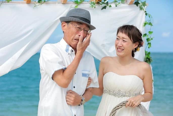 デコルテウエディングフォトグループさんのインスタグラム写真 - (デコルテウエディングフォトグループInstagram)「【ビーチで涙なみだの結婚式💧✨】新郎新婦とご両親による、6人での家族ウェディング。沖縄のビーチで行われたこの結婚式は、笑いあり、涙ありの思い出深い家族婚になりました☺️﻿ ﻿ 結婚式は家族にとって、とても感慨深いものですよね💠自分たちにとっても、家族にとっても大切なこの機会に、「今まで育ててくれてありがとう」「たくさん迷惑かけてごめんね」「はなれて暮らしてても、ずっと家族だよ」と、大切な人たちに、たくさんの想いを伝えてみましょう✨﻿ ﻿ ﻿ 本来であれば、たくさんのゲストを呼んで、にぎやかな演出を取り入れて、家族やゲストへの想いを伝えて...。﻿ ﻿ そんな結婚式も考えていたけれど、昨今の影響でそれが叶わなかった新郎新婦様もたくさんいらっしゃるかもしれません。﻿ ﻿ 「ありがとう」も「ごめんね」も、「大好き」も。﻿ 今は少し先にとっておいて、この状況がもうすこし落ち着いたら、思う存分伝えましょう。﻿ ﻿ 大事にとっておいた分、きっと、お二人の想いは家族やゲストへよりしっかりと伝わるはずです💍﻿ ﻿ ﻿ ﻿ フォトウェディングなどのご質問は﻿プロフィールのリンクからどうぞ📩﻿ @decollte_weddingphoto﻿ ご連絡、ご予約、お待ちしております！﻿ ﻿ ﻿ インスタライブ定期開催中💡﻿ ヘアメイク方法やフォトグラファー対談による撮影ポイントなどをご紹介しています。﻿ 過去のライブはIGTVから！﻿ ﻿ ﻿ Photographer @seiji_nishimori_studiosuns ﻿ ﻿ #撮る結婚式  #涙の結婚式  #家族だけの結婚式  #家族写真  #ビーチウェディング　#ビーチウェディングフォト  #家族婚 #家族だけの時間 #号泣 #大切な時間をありがとう #家族に感謝 #家族の絆 #一生の思い出  #感動シーン #感動をありがとう　#沖縄 #沖縄フォトウェディング　#沖縄結婚式 #沖縄前撮り　#沖縄ウェディング　#ウェディングドレス　#フォトウェディング  #日本中の花嫁さんと繋がりたい 　#花嫁　#プレ花嫁　#卒花 #結婚写真　　#結婚式準備  #ブライダルフォト　#日本中のプレ花嫁さんと繋がりたい」6月26日 18時12分 - decollte_weddingphoto