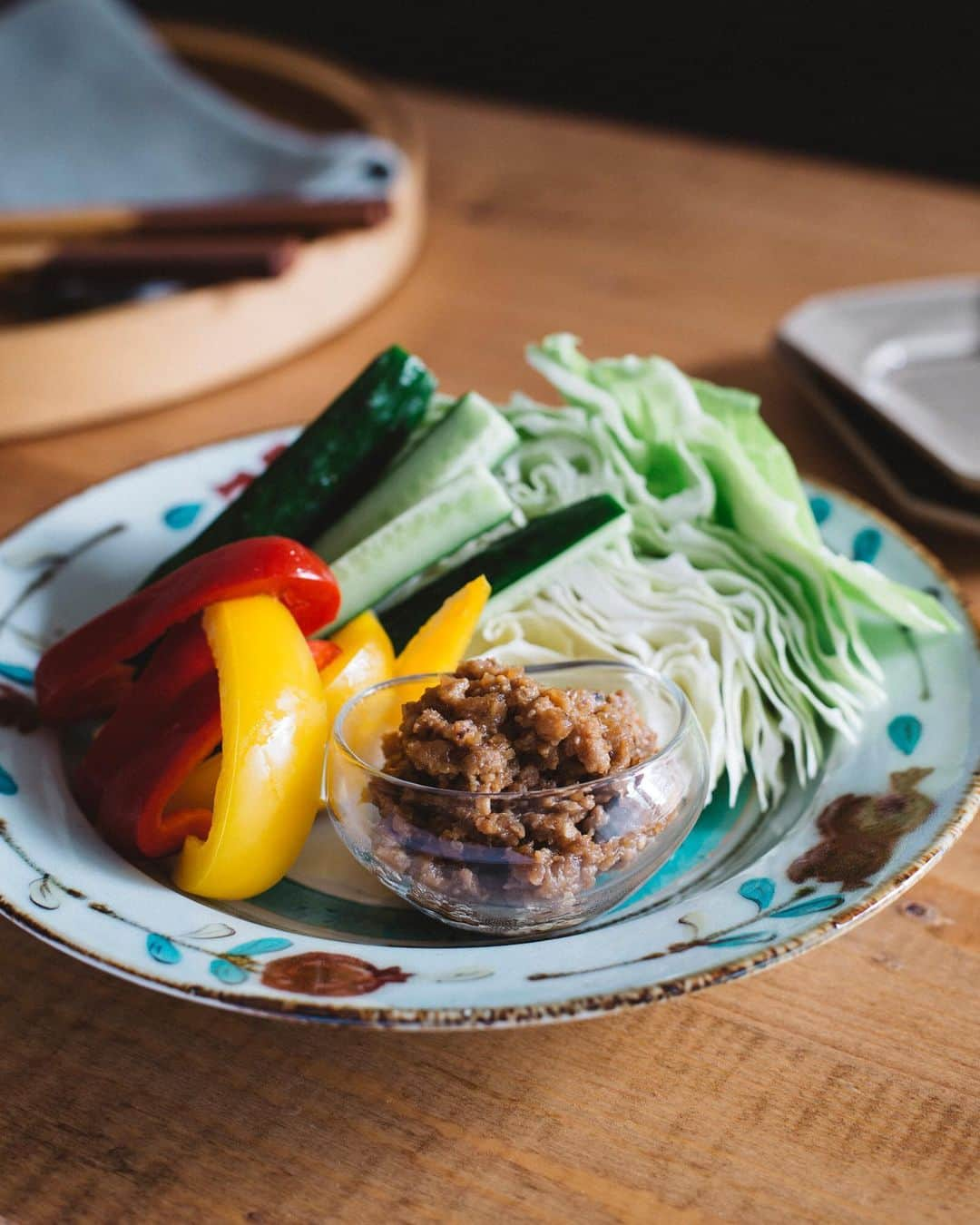 ひかり味噌株式会社のインスタグラム：「麺類とあえたり、炒め物の素にしたり！15分でつくれる「万能玉ねぎ肉味噌」﻿ ﻿ ーーーーーーーー﻿ 疲れて帰った日でも、﻿ ささっとおいしいごはんが﻿ 食べられたら、うれしいもの。﻿ ﻿ 本日は、常備しておくと﻿ 日々のごはんづくりがラクになる﻿ 「万能玉ねぎ肉味噌」を﻿ ご紹介します。﻿ ﻿ 15分でつくれる手軽さなのに、﻿ うどんやパスタとあえたり、﻿ 野菜炒めの素にしたりと、﻿ さまざまなアレンジを楽しめますよ。﻿ ﻿ ーーーーーーーー﻿ 📝万能玉ねぎ肉味噌﻿ ーーーーーーーー﻿ 〇材料（出来上がり量の目安：約350g）﻿ 豚ひき肉…200g﻿ 玉ねぎ（大）…1個﻿ ﻿ 《A》﻿ #国産素材信州こうじみそ …100g﻿ みりん…大さじ2﻿ ﻿ ーーーーーーーー﻿ ◯作り方﻿ ①玉ねぎをみじん切りにする。またはすりおろす。﻿ ﻿ ②中強火で温めたフライパンに玉ねぎを入れ、部分的にアメ色になり、水分がなくなるまでしっかりと炒める。﻿ ﻿ ③豚ひき肉を加え、ほぐしながら炒める。お肉の色が変わったら、《A》を加えてさらに炒める。水気がなくなり、つやが出てきたら、完成。﻿ ﻿ ✍️粗熱が取れたら、アルコール消毒をしたタッパーなどに移します。保存は冷蔵庫で10日間ほどです。﻿ ﻿ 💡おいしい食べ方﻿ ・温かいうどんやパスタとあえて、温玉をのせる。﻿ ・豆腐や焼き野菜の上にのせる。﻿ ・野菜スティックのディップにする。﻿ ・炒め物の素にする。﻿ ﻿ 💡アレンジもおすすめ！﻿ ・中華風…玉ねぎとともにニンニクみじん切り（1片）、生姜みじん切り（1片）、鷹の爪（1本）を加える﻿ ・洋風…豚ひき肉とともに粉末バジル（大さじ1）とオリーブオイル（大さじ2）を加える﻿ ・カレー味…炒め終わりにカレー粉（大さじ1）を加える﻿ ﻿ ーーーーーーーー﻿ 今回は炒め物の素して、﻿ 5分でつくれる﻿ アレンジレシピもご紹介します♪﻿ ﻿ ーーーーーーーー﻿ 📝ふわふわ卵とトマトの肉味噌炒め﻿ ーーーーーーーー﻿ 〇材料（2人分）﻿ 万能玉ねぎ肉味噌…大さじ3﻿ トマト…大1個﻿ 卵…3個﻿ ごま油…大さじ1﻿ 胡椒…少々﻿ 小ネギ（小口切り）…適量﻿ ﻿ ーーーーーーーー﻿ ◯作り方﻿ ①トマトはヘタをとり、くしぎりにする。卵は溶きほぐし、肉味噌を加えて混ぜ合わせる。﻿ ﻿ ②フライパンを強火で温め、トマトを加え、断面に軽い焼き色が付くまで1分焼く。﻿ ﻿ ③卵を加え、火の通りが早いフライパンの縁から中心へざっくりと混ぜる。全体が半熟になったら火を止め、お皿に移す。胡椒と小ネギをのせる。﻿ ﻿ ーーーーーーーー﻿ 今回使った﻿ #国産素材信州こうじみそ は、﻿ しっかりとした旨味と﻿ まろやかな味わいが特徴です。﻿ ﻿ ご紹介した万能玉ねぎ肉味噌や﻿ お味噌汁など、﻿ ぜひいろんな食べ方を﻿ 楽しんでみてください。﻿ ﻿ #ひかり味噌 #国産素材信州こうじみそ #ていねいな暮らし #ファインダー越しの私の世界 #料理写真 #写真部 #料理好きな人と繋がりたい#instafood #foodstagram #foodpic #delish #クッキングラム #レシピ #簡単レシピ #おうちごはん #ひかり味噌 #hikarimiso #おうち時間 #stayhome #万能玉ねぎ肉味噌 #肉味噌 #卵料理 #常備菜 #国産 #無添加 #無添加調味料」