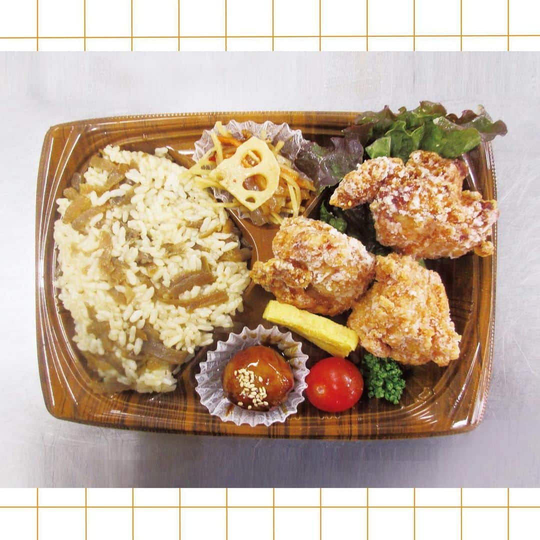 のインスタグラム：「[#TAKEOUT_GOURMET] 鶏撰の人気メニュー塩こうじ唐揚と名古屋コーチン鶏飯を合わせたお弁当です。 ・ 鶏撰　2F エキナカ #塩こうじ唐揚弁当　¥730 ＋tax ・ ※営業時間等の詳細については、ニュウマン新宿公式ホームページにてご案内いたします。 ・ #NEWoMan #おうち時間 #おうちごはん #テイクアウト #テイクアウトグルメ #テイクアウト弁当 #唐揚げ弁当 #唐揚げ #チキン #塩麹 #名古屋コーチン #東京テイクアウト #テイクアウトランチ #お持ち帰り #foodstagram #夏 #summer #新宿グルメ #tokyo #ニュウマン #ニュウマン新宿 #shinjuku #新宿 #instafood」