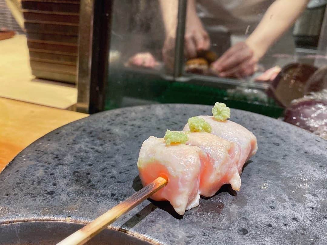 布川桃花さんのインスタグラム写真 - (布川桃花Instagram)「久々に食べれた焼き鳥！﻿ 四ツ谷にある #やきとり宮川 さんでご飯。﻿ お店の雰囲気がとっても素敵💫﻿ ﻿ 串はもちろん、前菜から〆まで一品ずつ丁寧。﻿ 箸休めの自家製ガリと鬼おろしが﻿ さっぱりしていてお代わり自由なのも嬉しい❤︎﻿ ﻿ オリジナル調味料の黒八味や赤山椒もあり﻿ おすすめしてもらった串につけて食べると﻿ より一層美味しく楽しめたよ👏🏻﻿ ﻿ 白だしと卵白をメレンゲにした〆の卵かけご飯は﻿ 見た目も食感も味も楽しめるのでぜひ食べて欲しい！﻿ ﻿ 🗣やきとり宮川﻿ 東京都千代田区六番町15-2 四ツ谷鳳翔ビル1F﻿ ﻿ #momoka_gourmet  #高級焼き鳥 #四ツ谷グルメ﻿ #四ツ谷居酒屋 #コラボベース﻿ #日本酒女子 #焼き鳥女子 #pr」6月26日 18時08分 - momoka_fukawa