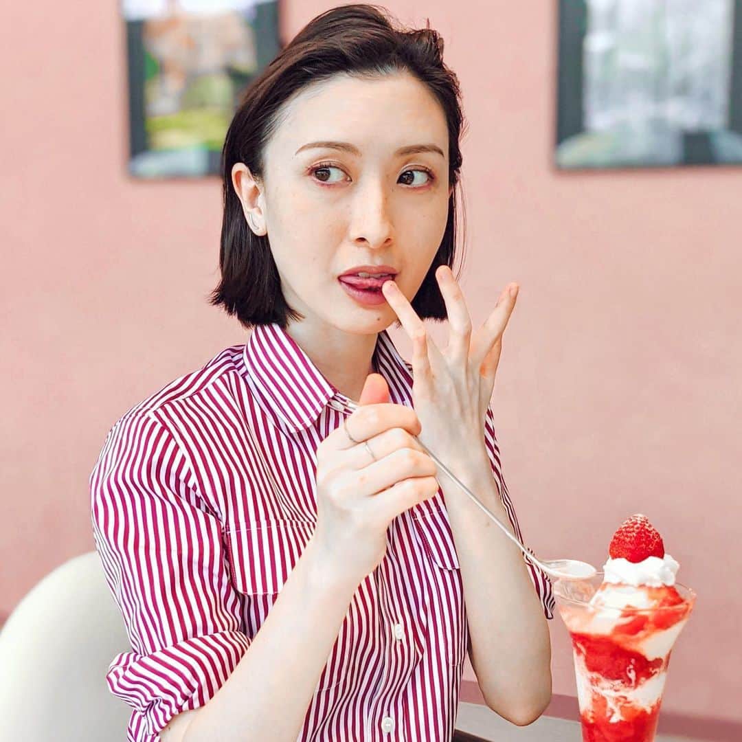 前田紀至子のインスタグラム：「苺パフェに合わせて、赤いストライプのシャツと目元をほんのり赤く染めたメイクで。  カラーメイクや彩度の高いアイテムを愉しむ時のジュエリーはもっぱらプラチナ。トゥーマッチにならないばかりか、スタイルの洗練も叶えてくれる気がしています。  こうやって歳を重ねながら引き算スタイルを覚えていくのかな、なんて思う今日この頃。 25度前後の日は腕まくりしたシャツで過ごすのが調度いいと齢35にして漸く覚えました。  気温とおしゃれの計算に関する勉強はまだまだ続く。  #プラチナ#プラチナジュエリー#一生モノ」