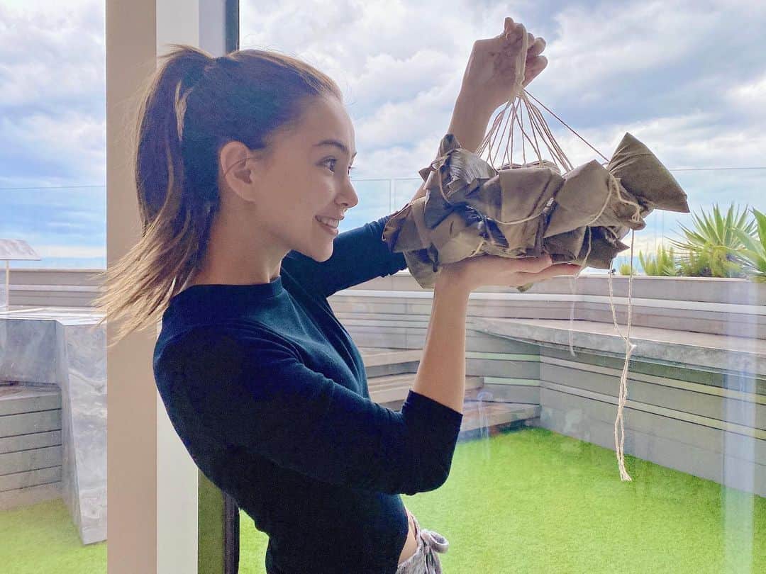 ハンナ・クインリヴァンのインスタグラム：「第一次動手做粽子 🤞🏻 祝大家端午節快樂🐲  #端午節快樂」