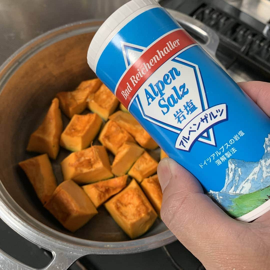 アルペンザルツ公式Instagramさんのインスタグラム写真 - (アルペンザルツ公式InstagramInstagram)「レシピあり🎃 「かぼちゃの煮物」の作り方 * かぼちゃの煮物というと、だし汁、醤油、砂糖、みりんなど 色々な調味料を使う作り方も多いですが、 今回は塩をかけることで野菜内部から出てくる旨味の詰まった水分で 煮込む方法で作ります☝️ かぼちゃ本来の甘さがびっくりするほど出る美味しい作り方です！✨ * * 今回のレシピは、 @uchikoc さんに作ってもらいました！ * [ウチコックさんからのワンポイント] 水の分量は多くせず、かぼちゃ全体のちょうど半分か、 それ以下くらいが埋まるくらいにしましょう🙋‍♂️ あまり入れるとかぼちゃの旨味の詰まった水分が薄まってしまいます💦 * * 3枚目に「ドイツアルプスを巡る旅」が当たる キャンペーンのお知らせがありますよ！ プロフィールのURLから詳細を確認できます✅ * ぜひ参考に作ってみてくださいね！ * * * ∴♔∴∴♔∴ Ⓡ Ⓔ Ⓒ Ⓘ Ⓟ Ⓔ ∴♔∴∴♔∴ * 「かぼちゃの煮物」 * 【材料】2～3人分 ・かぼちゃ…1/3個 ・アルペンザルツ…小さじ1/2 ・水…100cc * * 【作り方】 ①かぼちゃの種を取り、食べやすい大きさに切る。 * ②鍋にかぼちゃを入れてアルペンザルツを全体に行き渡るようにまんべんなくふりかける。 * ③鍋を上下左右に振り、塩が全体に行き渡るようにする。 * ④15分程放置するとかぼちゃの表面に水がついてくるので、その段階になったらお水を加える。分量は100ccと書いてありますが、かぼちゃの半分上が出る程度まで水を入れる。 * ⑤火をつけて沸騰させ、沸騰後10〜15分程度煮込み、オレンジ色になったら日を止めて蓋をして10分休ませたら完成。 * * #アルペンザルツ #塩 #美味しい塩 * #今日のごはん #手作りごはん #簡単レシピ #おかず #レシピ #食卓 #節約 #献立 #家庭料理 #節約生活 #自炊 #ランチ #家ごはん #時短レシピ #簡単レシピ #おいしい #料理 #美味しい #おうちごはん #手作り料理 #手料理 #料理好きな人と繋がりたい #かぼちゃ #かぼちゃの煮物 #塩レシピ #簡単おかず」6月26日 18時14分 - alpensalz_jp