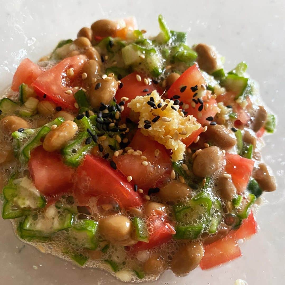 大野南香さんのインスタグラム写真 - (大野南香Instagram)「*﻿ 【🥗sticky/slimy salad with natto&okura🥗】﻿ One of my most favorite dish when I have no appetite in summer!﻿ I love this texture❤︎sticky and slimy...and tastes refreshing!﻿ ﻿ ＊How To Cook﻿ 1. cut okura and tomato into bite size pieces﻿ ﻿ 2. mix natto very well and add with okura and tomato with sauce. (with a bit vinegar is preferable)﻿ ﻿ 3. topping with sesame and shred ginger: optional ﻿ ﻿ 5. Done! enjoy♡﻿ ☺︎︎﻿ ☺︎︎﻿ ☺︎︎﻿ 【🥗納豆とオクラのネバネバサラダ🥗】﻿ 食欲があまり湧かない時(大抵前日たべすぎ😵)、こういうネバネバあっさりサラダが◎﻿ このこれでもか！っていうくらいのネバネバ感がたまらない❤︎﻿ ﻿ ＊作り方﻿ 1.オクラとトマトを一口大にカット﻿ ﻿ 2.納豆をしっかり混ぜて、オクラとトマトと付随のタレで味付ける(少しお酢をいれてもよし)﻿ ﻿ 3.お好みでゴマとすり生姜をトッピングして﻿ ﻿ 4.完成♡﻿ ﻿ #everydayhappy ︎︎ ︎︎☺︎︎﻿ ﻿ #ヘルシー﻿ #料理﻿ #クッキングラム ﻿ #cooking﻿ #healthyfood﻿ #minakaskitchen﻿ #vegansweets﻿ #ヴィーガンスイーツ﻿ #homemade ﻿ #homemadefood ﻿ #vegan﻿ #vegetarian﻿ #plantbased ﻿ #ベジタリアン﻿ #ヴィーガン﻿ #ビーガン﻿ #organic﻿ #organicfood ﻿ #bio﻿ #オーガニックカフェ﻿ #seasonal ﻿ #seasonalvegetables ﻿ #salad﻿ #japanesefood ﻿ #homefood ﻿ #サラダ﻿ #家庭料理﻿ #和食﻿ #natto﻿ ﻿」6月26日 18時14分 - minaka_official