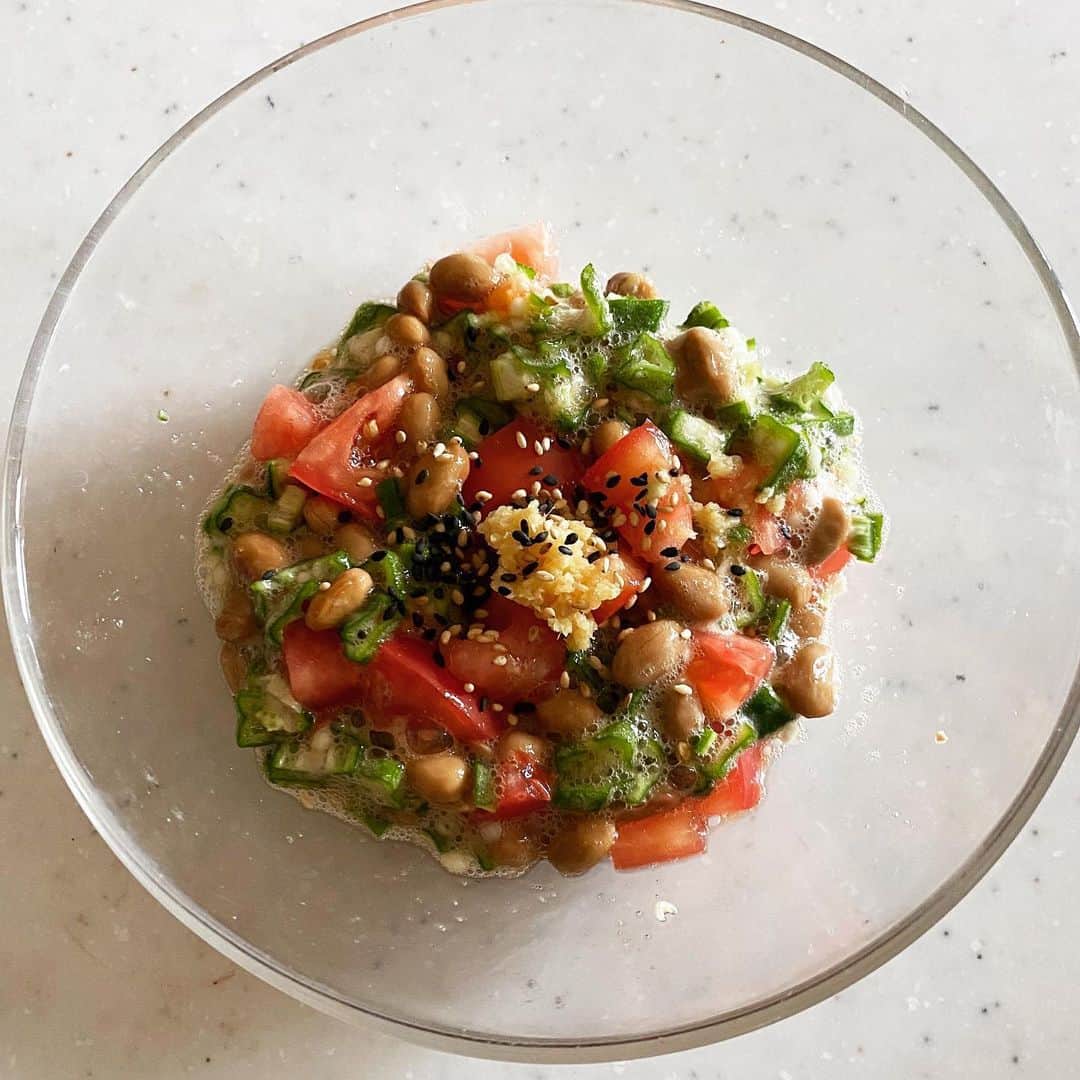 大野南香さんのインスタグラム写真 - (大野南香Instagram)「*﻿ 【🥗sticky/slimy salad with natto&okura🥗】﻿ One of my most favorite dish when I have no appetite in summer!﻿ I love this texture❤︎sticky and slimy...and tastes refreshing!﻿ ﻿ ＊How To Cook﻿ 1. cut okura and tomato into bite size pieces﻿ ﻿ 2. mix natto very well and add with okura and tomato with sauce. (with a bit vinegar is preferable)﻿ ﻿ 3. topping with sesame and shred ginger: optional ﻿ ﻿ 5. Done! enjoy♡﻿ ☺︎︎﻿ ☺︎︎﻿ ☺︎︎﻿ 【🥗納豆とオクラのネバネバサラダ🥗】﻿ 食欲があまり湧かない時(大抵前日たべすぎ😵)、こういうネバネバあっさりサラダが◎﻿ このこれでもか！っていうくらいのネバネバ感がたまらない❤︎﻿ ﻿ ＊作り方﻿ 1.オクラとトマトを一口大にカット﻿ ﻿ 2.納豆をしっかり混ぜて、オクラとトマトと付随のタレで味付ける(少しお酢をいれてもよし)﻿ ﻿ 3.お好みでゴマとすり生姜をトッピングして﻿ ﻿ 4.完成♡﻿ ﻿ #everydayhappy ︎︎ ︎︎☺︎︎﻿ ﻿ #ヘルシー﻿ #料理﻿ #クッキングラム ﻿ #cooking﻿ #healthyfood﻿ #minakaskitchen﻿ #vegansweets﻿ #ヴィーガンスイーツ﻿ #homemade ﻿ #homemadefood ﻿ #vegan﻿ #vegetarian﻿ #plantbased ﻿ #ベジタリアン﻿ #ヴィーガン﻿ #ビーガン﻿ #organic﻿ #organicfood ﻿ #bio﻿ #オーガニックカフェ﻿ #seasonal ﻿ #seasonalvegetables ﻿ #salad﻿ #japanesefood ﻿ #homefood ﻿ #サラダ﻿ #家庭料理﻿ #和食﻿ #natto﻿ ﻿」6月26日 18時14分 - minaka_official
