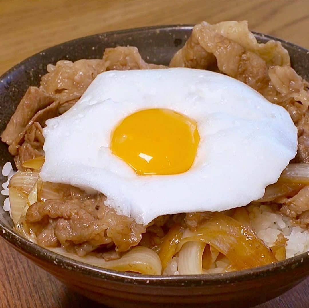 馬場裕之のインスタグラム：「ふわふわ激ウマ焼き牛丼👨‍🍳 🍳フライパン1つで作れますよ☝️ 今回はポイント満載です👌 YouTube🌈馬場ごはん🌈 にてご視聴くださいー😸 . ▷ @hiro88 ◁ ⇧⇧⇧⇧⇧⇧⇧ こちらをクリック😻  ーーーーーーーーーーーーー 『材料 (1人前)』 牛細切れ肉：100g 玉ねぎ： 1/4個 卵： 1個 塩：ひとつまみ 酒：大さじ2 みりん：大さじ1 醤油：大さじ1.1/4 お酢：小さじ1/2 水：大さじ3 ごはん： 250g ーーーーーーーーーーーーー  #新しい日常  #一緒にやってみよう #おうちごはん  #吉本自宅劇場  #馬場ごはん」