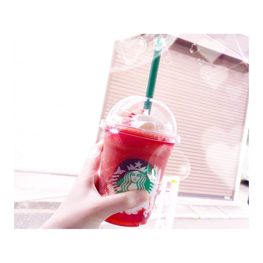 のインスタグラム：「飲みたかった #シュワッとイチゴフラペチーノ が売り切れていたので、、！でも美味しい〜🍓🍓 #starbucks #ゴロッとイチゴフラペチーノ #yummy」