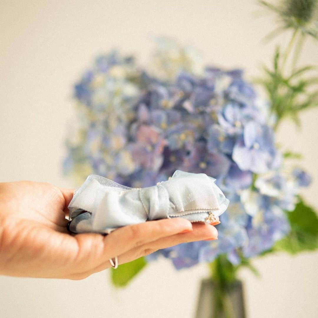 AngeBloomのインスタグラム：「【pick up】 オーガージーリボンバナナクリップ　　Blue 品番:201000-3 ・ ・ フリンジパールピアス silver 品番:R112011-OR  @angebloom_official  #angebloom  #アンジェブルーム #レッドアイ #redeye #オーガンジー #夏ヘアアクセ #梅雨対策 #プチプラアクセ」