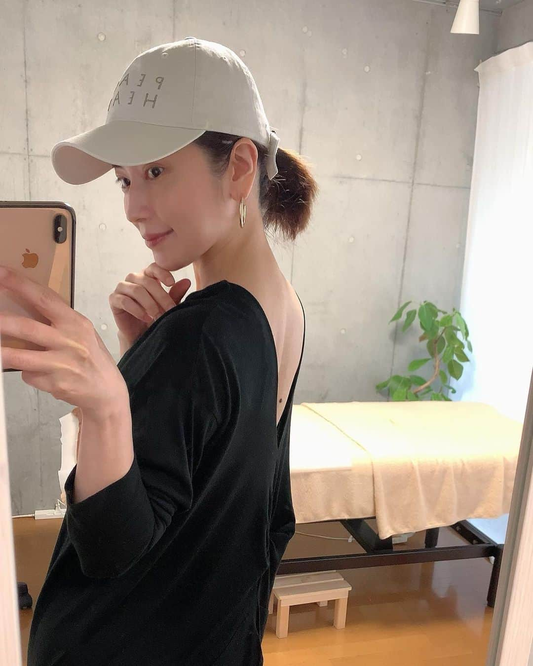 森絵里香さんのインスタグラム写真 - (森絵里香Instagram)「. 私にしては珍しくキャップコーデ🧢 今日みたいな梅雨の晴れ間にもピッタリなこのキャップは newera @newerajapanの 展示会でオーダーしていた野沢和香ちゃん @wakanozawa コラボのキャップ♡ スポーティ過ぎず、大人にかぶれる優秀さん👏✨ . 和香ちゃんコラボはデザインだけじゃなくてホントに使い勝手も良くて大好き😘 今年のコラボワンピースは売切れで買えなかったけど、去年購入したものを今年も着回す予定✌️ ブラジャー着用推進派だけど、いつもきちんとワイヤー付きブラジャーでケアしてあげてれば、たまにカップ付きキャミやブラトップで過ごしてもバストの綺麗さはキープできますよ🙆‍♀️ メリハリを大切にね✨ . カジュアルな時も女性らしさは忘れたくないから、今日は サードマガジン @third_magazine のバックシャンワンピースで✨ こちらも去年？一昨年？のものだけど今年も大活躍🙏 今日はビーチサンダルもサードマガジンだから、ほとんど全身だね！笑 . . #キャップコーデ」6月26日 18時24分 - morierika0502