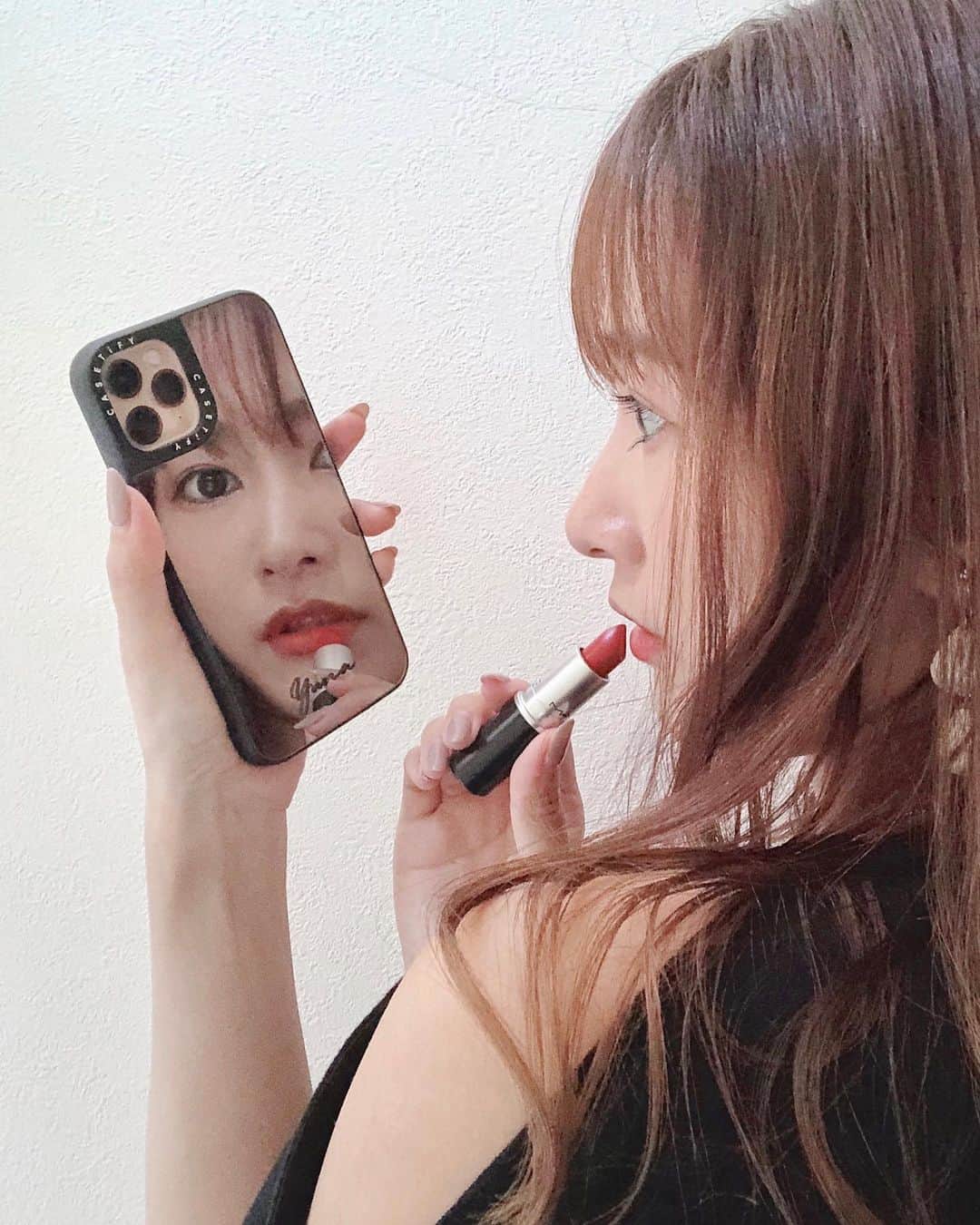 のインスタグラム：「.﻿ ﻿ 無事iPhone11Proに移行完了！﻿ NEWケースはずっと気になっていた﻿ ケースティファイのミラーケース💓﻿ ﻿ メッセージのカスタマイズは﻿ 迷いに迷って名前でいいか！となり、﻿ レイアウトはリングを付けられるように下寄せ、﻿ カラーはブラックでフォントはリップ調に💄﻿ ﻿ ミラーはiPhoneのカラーがゴールドだから﻿ ブロンズでもいいかなとも思ったんだけど、﻿ 好きな方にしようとシルバーをセレクト！﻿ ﻿ やっぱりミラーケースかわいい！ 満足っ😊﻿ ﻿ ﻿ ﻿ #ケースティファイ #casetifyミラーケース #スマホケース #アイフォンケース #casetify #casetifycase #iPhonecase #iPhone11 #iPhone11Pro  #pr」