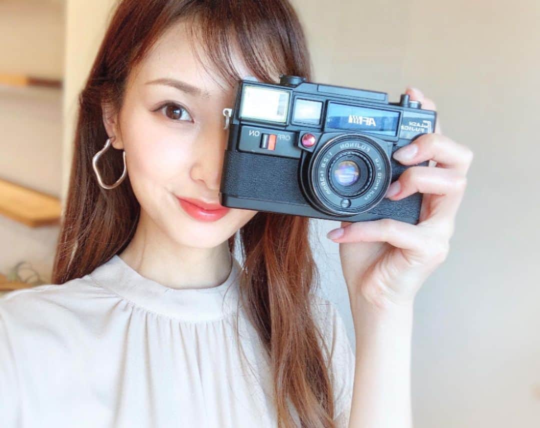 鈴木望さんのインスタグラム写真 - (鈴木望Instagram)「今週もお疲れ様でしたー！！🌸﻿ ﻿ スタジオにあったカメラ📷💓﻿ ﻿ #スタジオの小物だよ﻿ #本物かな？？﻿ #撮影　#fashion  #camera  #Photo」6月26日 18時25分 - nozomi.0318