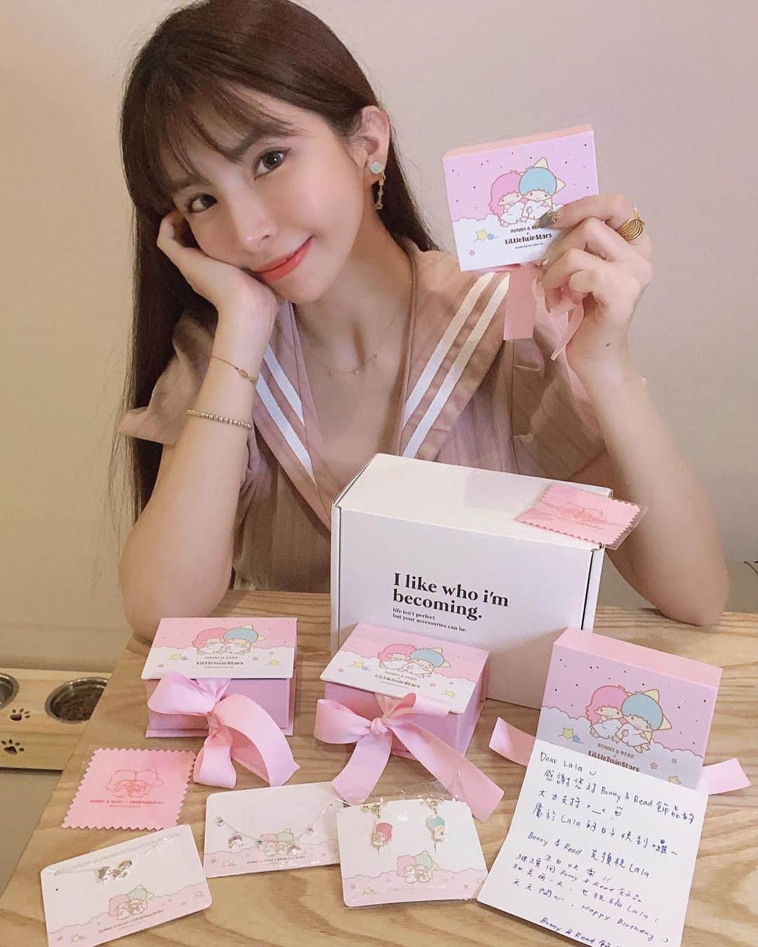蘇心甯さんのインスタグラム写真 - (蘇心甯Instagram)「♥️喜歡香香的 上次在高雄家分享的香氛蠟燭木質暖燈 實在很好用也幫台北家訂一組隨時都能香香的 對於喜歡香氛蠟燭🕯️又不會使用打火機的我 香氛蠟燭木質暖燈真的很棒呀（救星  Cosmic Mansion香氛蠟燭、擴香、空間噴霧 都是 @bonnyread.tw 整套收集🌹收好收滿  還有Kiki&lala雙子星聯名商品好喜歡 喜歡kiki&lala的朋友6/29網站就會開跑嘍 謝謝 @bonnyread.tw 的生日禮物🎁」6月26日 18時26分 - lalababy625