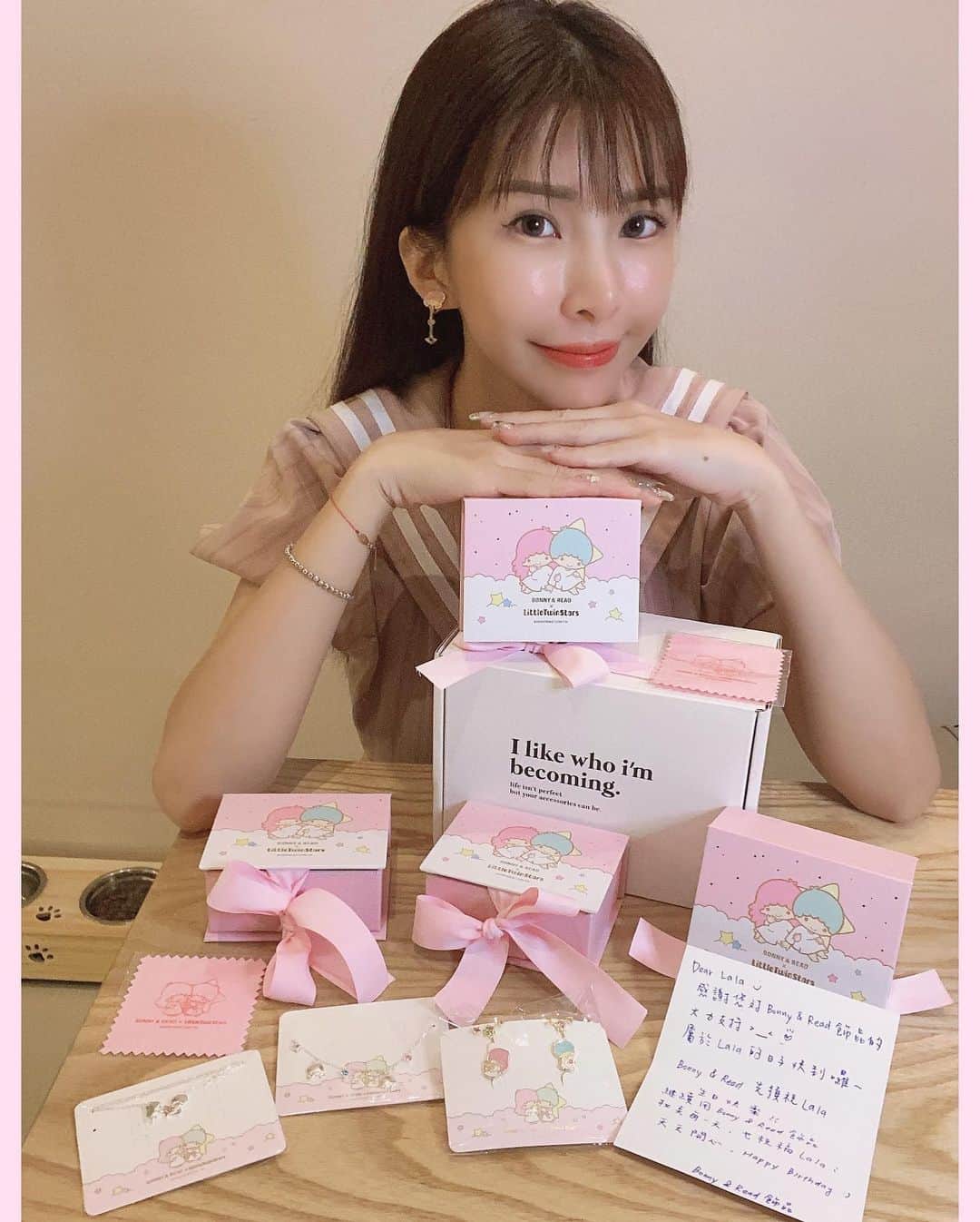 蘇心甯さんのインスタグラム写真 - (蘇心甯Instagram)「♥️喜歡香香的 上次在高雄家分享的香氛蠟燭木質暖燈 實在很好用也幫台北家訂一組隨時都能香香的 對於喜歡香氛蠟燭🕯️又不會使用打火機的我 香氛蠟燭木質暖燈真的很棒呀（救星  Cosmic Mansion香氛蠟燭、擴香、空間噴霧 都是 @bonnyread.tw 整套收集🌹收好收滿  還有Kiki&lala雙子星聯名商品好喜歡 喜歡kiki&lala的朋友6/29網站就會開跑嘍 謝謝 @bonnyread.tw 的生日禮物🎁」6月26日 18時26分 - lalababy625