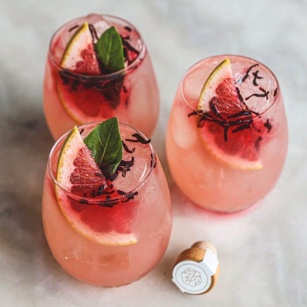ジェニファー・ホーキンスのインスタグラム：「Sesión Salted Grapefruit Mixers for the weekend... YES! Yum. 👌🏽 Recipe. ⁠ 30mls 1oz @sesiontequila Blanco ⁠ teaspoon @campariau ⁠ 15ml 0.5 oz Lemon ⁠ Squeeze of ruby grapefruit juice ⁠ Top with @lovestrangelove salted grapefruit. ⁠ @danmurphys ⁠」