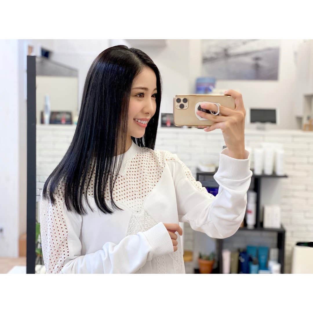 のインスタグラム：「﻿ ﻿ 自分でも思い出せないくらい久々の黒髪🖤﻿ たまにはいいかな😶﻿ 💇‍♀️ @accomplish_salon﻿ ﻿ ﻿ ﻿ 担当のしゅんさん @accomplish_shun ❤︎﻿ 乾燥した髪もミネコラのおかげで柔らかくなった🥺﻿ 最高すぎて最高！大好き！﻿ ﻿ ﻿ ﻿ ﻿」