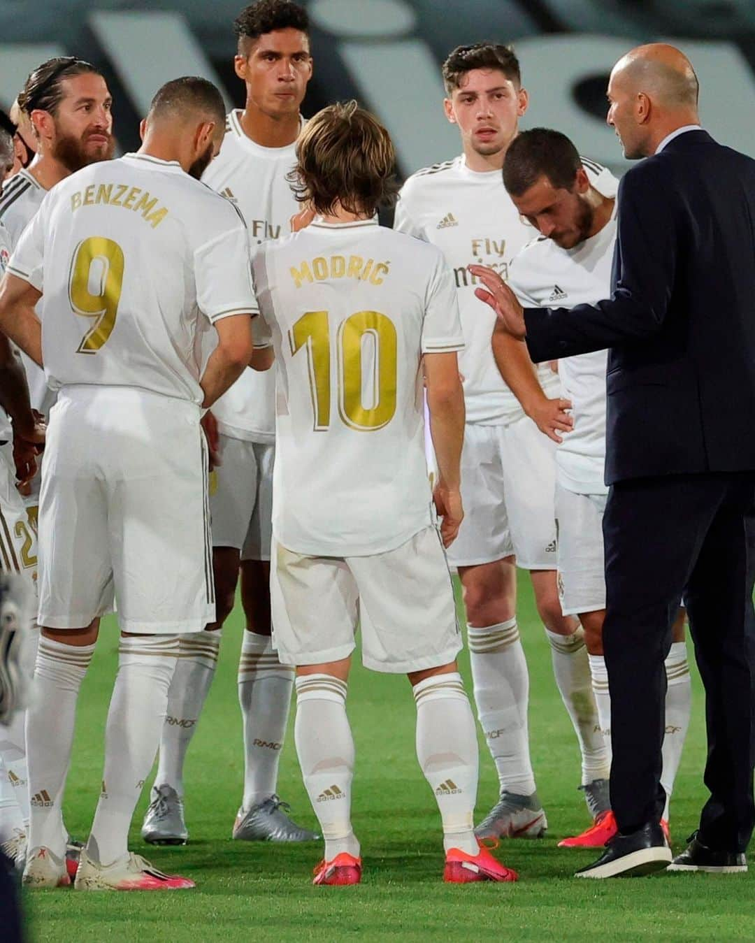 LFPさんのインスタグラム写真 - (LFPInstagram)「Everyone listens to @zidane... 👔🎓 • Todos escuchan a ‘Zizou’... 👔🎓 • #Zidane #RealMadrid #LaLigaSantander #LaLiga」6月26日 18時30分 - laliga