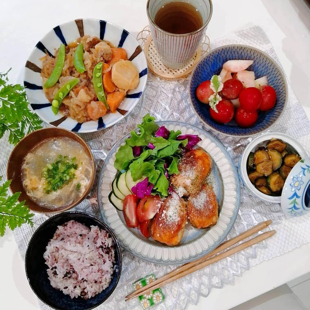 momoさんのインスタグラム写真 - (momoInstagram)「#晩御飯#食費月13000円  ピーマンのおから肉詰め 昨日の残りの肉じゃが キュウリのQちゃん 春雨スープ 桃&プラム 👦👦👶🍑4人でご飯！ たくさんキュウリをもらって、大量にQちゃん作ってお裾分けしまくった(笑) 厚めに切って、🥒には火を通さず3回沸騰した調味液に漬けたらパリパリだけどちょっと味濃かったかも💦 ・ ストーリーに載せた激安なフルーツ達。 どれも美味しい！！ 温泉の休憩所に売ってたの☺ ・ ・ #晩ごはん#晩ご飯#夕食#夕御飯#夕食#おうちごはん#節約#節約ご飯#晩御飯#デリスタグラム#デリスタグラマー#クッキングラム#ワーママ#大分#instafood」6月26日 18時45分 - m.o.m.o.k