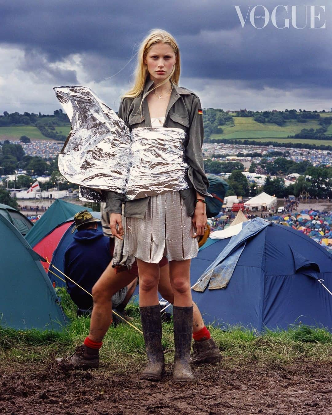 British Vogueさんのインスタグラム写真 - (British VogueInstagram)「"On our first morning of shooting after the initial downpour, I realised that I had all of these suitcases full of designer clothes, and nowhere to put them down without them sinking into the mud.” #Glastonbury 2020 may be cancelled, but there’s at least some solace to be found in revisiting past photographs of the festival. At the link in bio, #BritishVogue’s contributing fashion director @KPhelan123 shares her memories of photographing one of the muddiest Glastonburys on record with #TimWalker at the height of the Britpop era.  #KirstyHume photographed by Tim Walker and styled by Kate Phelan, with hair and make-up by @RuthFunnellMakeUp for the December 1998 issue of British Vogue.」6月26日 18時55分 - britishvogue