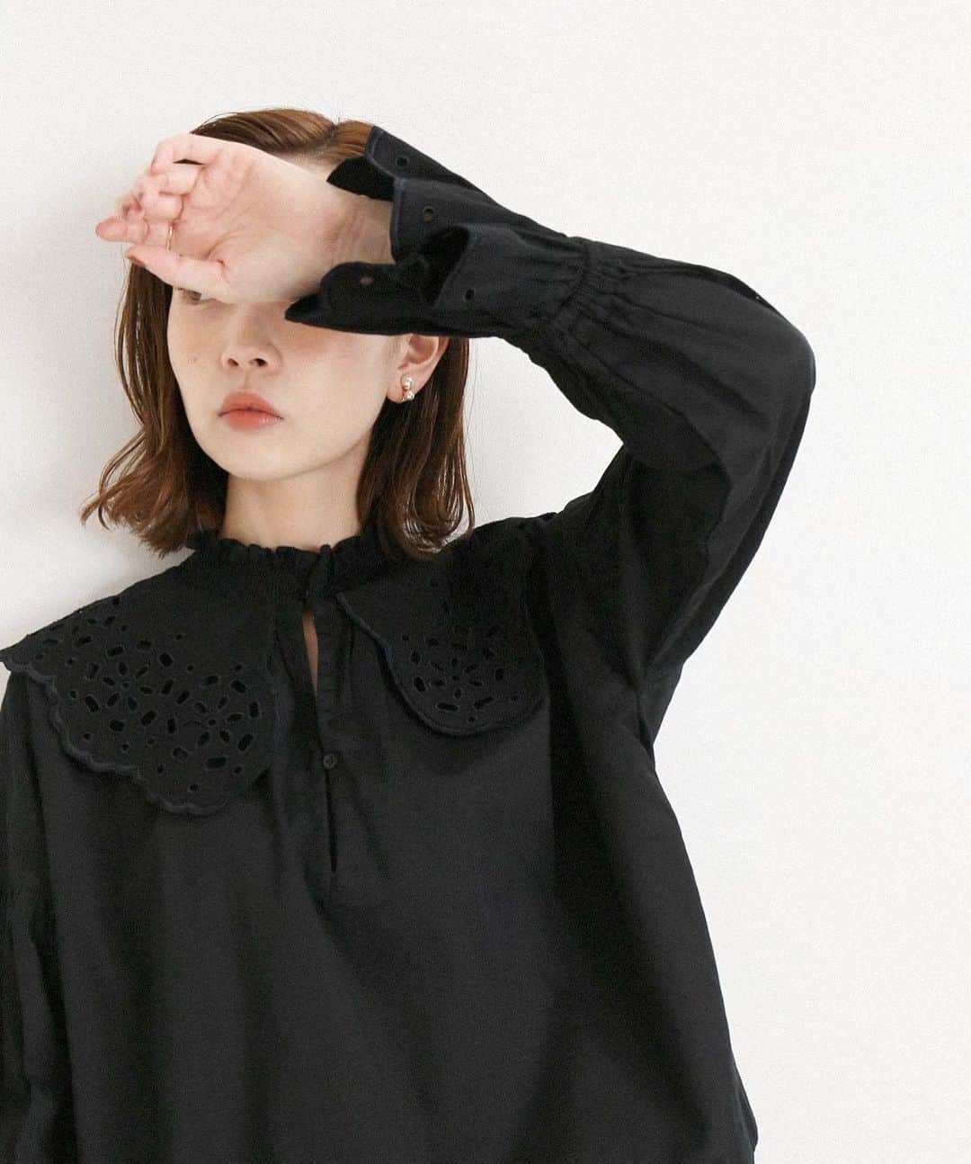 はれこのインスタグラム：「甘めブラウスはブラックが今の気分🖤 こってりしたデザイン系のものに 惹かれがちです〜🥺 あと口内炎がめちゃくちゃ痛くて辛いです〜🥺 . #iena #イエナ #baycrews #ベイクルーズ #marilynmoon」