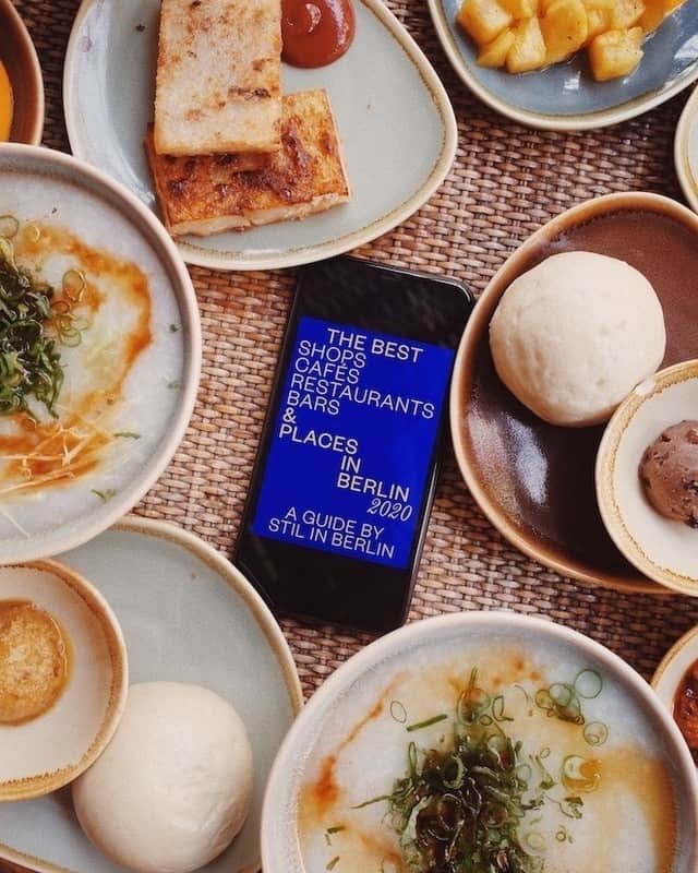 STIL IN BERLINのインスタグラム：「One of the 115 places in this years' Best Places in Berlin Guide (get it via the link in my bio) is Wei-en Chan's Taiwanese restaurant @cozymazu in Wedding. Pictured here is their weekend  brunch: rice congee with a topping of your choice, plus radish rice cakes, tea eggs, steamed buns with sweet or savoury dips, fresh fruits, and more. Not pictured: their excellent teas.  FYI, my guide features selected places all over the city (aka my favs), from restaurants to grocery stores, and shops to flea markets, all of them are independent, and many of them wom*n owned. It's 4.90€ (plus tax) and comes as a pdf, which you can download immediately after purchase through the link in my bio. ***💙💙*** #berlinfood #foodinberlin #berlinfoodguide #berlinfoodie #berlinasianfood #foodberlin #berlinrestaurant #berlineats #berlinbrunch #brunchinberlin #berlinbreakfast #breakfastinberlin #brunchideas #brunchgoals」