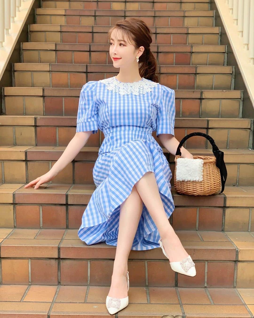 のインスタグラム：「✔︎ 𝑭𝒓𝒊𝒅𝒂𝒚!! ・ 皆様はどんな金曜日をお過ごしですか？✨ 私はというと…今夜は会社帰りに 元同僚ちゃんとカフェデート🖤 の予定でしたが、 元同僚ちゃんの職場のご家族で PCR検査陽性の方が出たとのことで 急遽キャンセルになりました😢 ・ 私の会社は平和ですが、 こうして身近にも迫ってきていると思うと まだまだ本当に油断できないですね🥺 この週末もお仕事以外は 𝖲𝗍𝖺𝗒𝖧𝗈𝗆𝖾を楽しもうと思います🖤 皆様、十分に気をつけながら 素敵な週末をお過ごし下さいね😘💕 ・ ・ #ootd #outfit#instafashion#instastyle#ギンガムチェック#ワンピースコーデ #parisianstyle #マーメイドドレス #dressup #ReLaDya#リラディア #袖コンシャス#lilou #attrangs#attrangsjapan #ポニーテールアレンジ#tokyojapan#階段巡り」