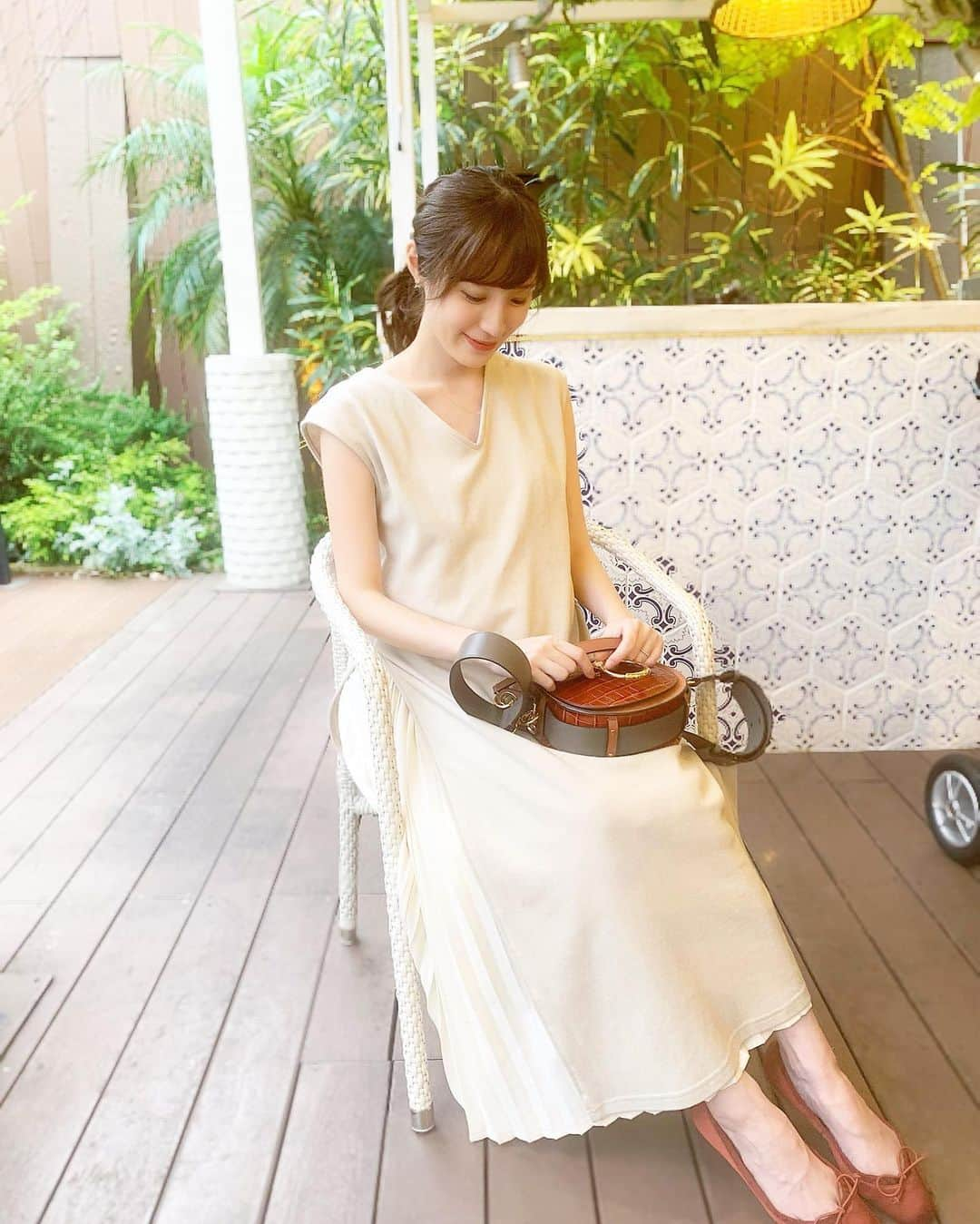 小林真由さんのインスタグラム写真 - (小林真由Instagram)「検診後にテラスでお茶🍹﻿ カフェに入ったの3ヶ月ちょっとぶり？😆 ﻿ 昔は毎日のように行ってたのに遠い存在になってしまいました🥺 ﻿ ﻿ one-piece: #COTORICA @cotorica.official﻿ bag: #chloe﻿ shoes: #tsurubymarikooikawa ﻿ ﻿ ﻿ ﻿ 2wayのワンピース。﻿ サイドのファスナーをあげて﻿ SETだったインナーキャミワンピをちらり🍋﻿ 産後は閉じてパンツと合わせたいな。　﻿ 厚手の生地なので体のラインが出ないからぽっこりな私には嬉しいです🤰🏼﻿ ﻿ ZOZOTOWNで1500円クーポンも出てました♡﻿ ﻿ ﻿ #コトリカ #クロエ #ツルバイマリコオイカワ #カフェ #ファッション #コーデ #ママコーデ #女の子ママ #ママライフ #マタニティ #マタニティライフ #妊婦 #妊婦コーデ #マタニティコーデ #妊娠8ヶ月 #第二子妊娠中 #コーディネート #ゾゾタウン #coordinate #fashion #zozotown」6月26日 18時51分 - mayukobayashii