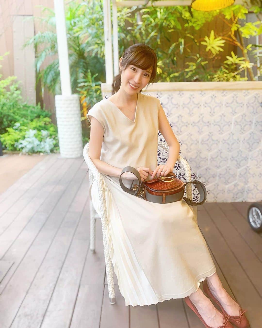 小林真由のインスタグラム：「検診後にテラスでお茶🍹﻿ カフェに入ったの3ヶ月ちょっとぶり？😆 ﻿ 昔は毎日のように行ってたのに遠い存在になってしまいました🥺 ﻿ ﻿ one-piece: #COTORICA @cotorica.official﻿ bag: #chloe﻿ shoes: #tsurubymarikooikawa ﻿ ﻿ ﻿ ﻿ 2wayのワンピース。﻿ サイドのファスナーをあげて﻿ SETだったインナーキャミワンピをちらり🍋﻿ 産後は閉じてパンツと合わせたいな。　﻿ 厚手の生地なので体のラインが出ないからぽっこりな私には嬉しいです🤰🏼﻿ ﻿ ZOZOTOWNで1500円クーポンも出てました♡﻿ ﻿ ﻿ #コトリカ #クロエ #ツルバイマリコオイカワ #カフェ #ファッション #コーデ #ママコーデ #女の子ママ #ママライフ #マタニティ #マタニティライフ #妊婦 #妊婦コーデ #マタニティコーデ #妊娠8ヶ月 #第二子妊娠中 #コーディネート #ゾゾタウン #coordinate #fashion #zozotown」