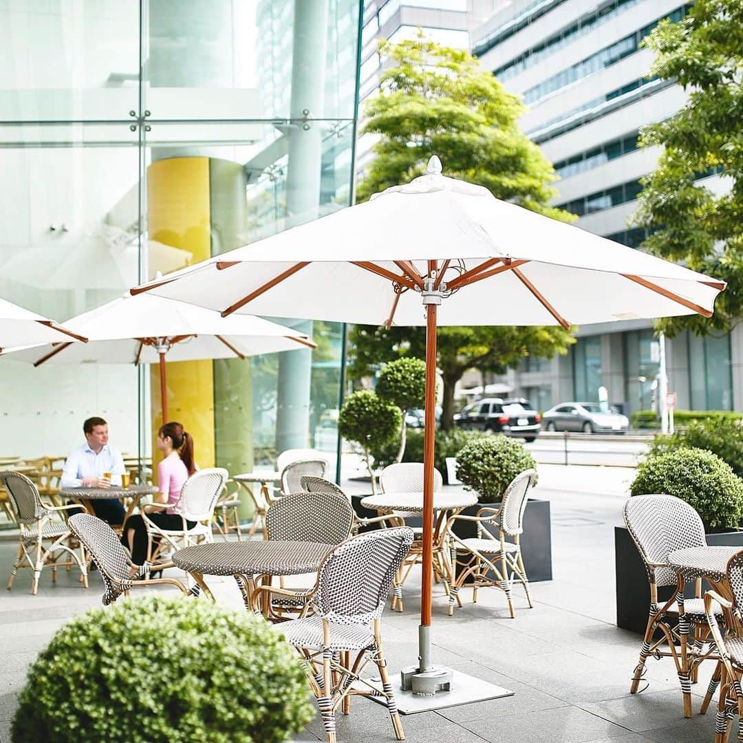 Andaz Tokyo アンダーズ 東京さんのインスタグラム写真 - (Andaz Tokyo アンダーズ 東京Instagram)「Dining on the terrace ⛱ テラスでお食事を🌳⠀ 7月1日（水）より 、BeBu、ルーフトップ バー、the SUSHIの営業再開が決定いたしました！BeBuのテラス席ではランチやハッピーアワーを、またルーフトップ バーのセミオープンテラスでは、暑い季節にぴったりなカクテルや江戸前寿司をお楽しみいただけます。✨ 営業時間に変更がございますので、詳細につきましては下記のリンクよりご確認ください。⠀ https://bit.ly/3g2PqUa⠀ ⠀ We are pleased to announce the re-opening of BeBu, Rooftop Bar and the SUSHI on Wednesday, July 1 ☀️ Just in time for summer, join us for lunch or happy hour at BeBu’s street-level patio, or catch the sunset over the city with summery cocktails and Edo-mae sushi at the Rooftop Bar’s 52nd floor terrace.⠀ ✨ Please note that operating hours have been adjusted at this time, swipe and see link below for more detail and updates. ⠀ https://bit.ly/3g3Ffz1⠀ ⠀ #outdoordining #patioweather #andazbebu #テラス #テラスカフェ #カフェ」6月26日 18時53分 - andaztokyo