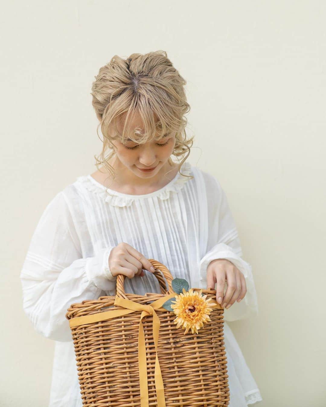 waco⭐️CHACOのインスタグラム：「CHACO x しばさきちゃんコラボ 明日の夜から受注販売開始です。 今回は花瓶付きブーケや、カゴバック、キラキラのスワロイヤリングなどいままでにないアイテムです。 カゴバックはフィリピンに自生するラタンの一種、アラログをつかってひとつづつ職人さんが手編みしてくれてます。 古くからバスケットなどに使われてきたアラログ。 着色をせず仕上げたバッグは色の濃淡や斑点など、自然そのままの風合いをお楽しみいただけます🕊 受注販売ですが、数に限りがあるものもございますのでご注文はお早めをお薦めいたします。  CHACO ONLINE SHOP 6/27 21:00〜」