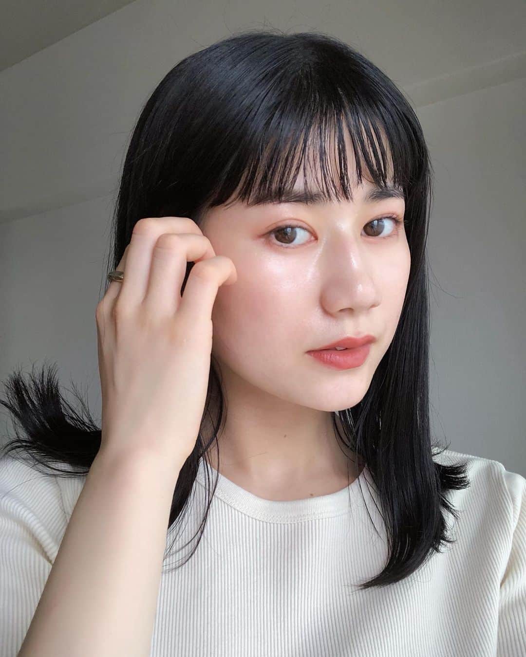 _shioriogawa_のインスタグラム：「日々模索しながら少しずつマスクとも上手く付き合えるようになってきて、ベースにこの2つを仕込むとかなり調子いい🍭 ㅤㅤㅤㅤㅤㅤㅤㅤㅤㅤㅤㅤㅤ @mmmcosmetics_official ［スキンスムーザー］ 噂の塗るあぶらとり紙、つけた瞬間みんながおすすめする理由が分かった🥚✨ ←まさにコレ (今まで素通りしてた自分どうかしてた🤷🏼‍♀️) @larocheposayjp ［UVイデア XL プロテクショントーンアップ ローズ］ 艶感・透明感・血色感言うことなし◎ 個人的にローズの方が自然で好きかも🌹 ㅤㅤㅤㅤㅤㅤㅤㅤㅤㅤㅤㅤㅤ (🧑🏻‍🔬マスクメイク研究中) ㅤㅤㅤㅤㅤㅤㅤㅤㅤㅤㅤㅤㅤ ㅤㅤㅤㅤㅤㅤㅤㅤㅤㅤㅤㅤㅤㅤㅤㅤㅤㅤㅤㅤㅤㅤㅤㅤㅤㅤ #ムー #スキンスムーザー #塗るあぶらとり紙 #ラロッシュポゼ #日焼け止め下地 #化粧下地 #メイク #ナチュラルメイク #コスメ #ナチュラルコスメ #ミネラルコスメ #オーガニックコスメ #艶肌 #つや肌 #ベースメイク #美容 #スキンケア #黒髪」