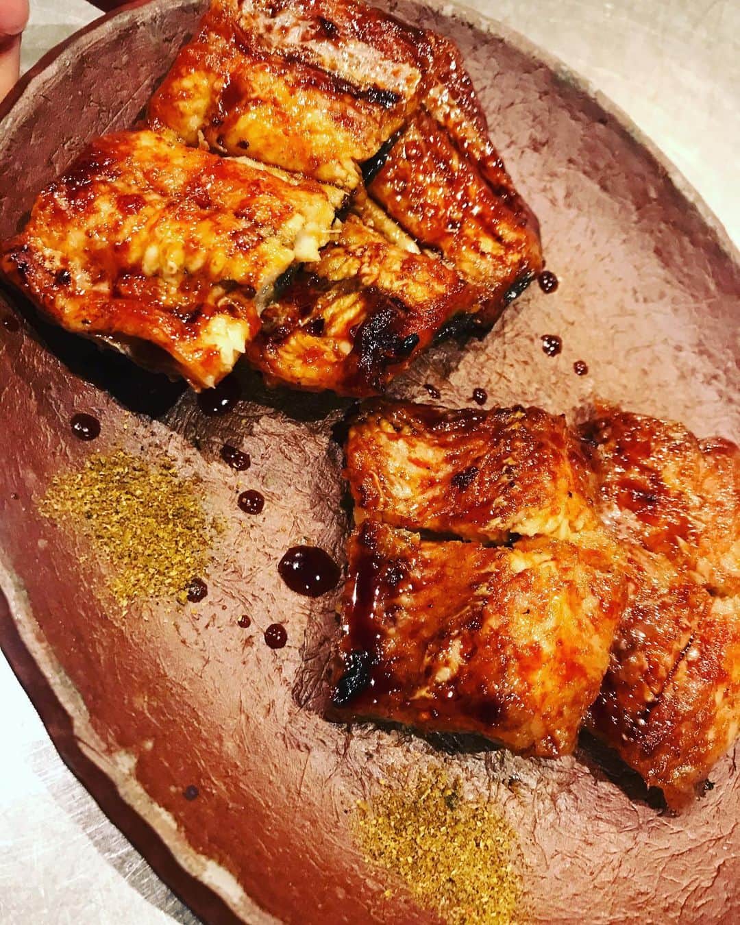 のインスタグラム：「. 天然鰻と養殖鰻の食べ比べ〜 . . 食べたらわかります^ ^ . . お席少々空いてますので是非♪ . . 池袋寅箱 月～土　17時～23時(22時LO) 日祝　　15時～22時(21時LO) . 新宿寅箱 全日　　11時半～22時(21時LO) . ■テイクアウト 12時～20時 ※事前予約をお願い致します。 . ■テイクアウト内容 . 寅箱晩酌セット 鰻重 蒲焼き . のみとさせてください。 . ■デリバリー 専用アプリMENUをご利用ください。 go.onelink.me/MWIV/instagram . .  池袋 ☎️07013197406 .  新宿 ☎️0353577727 . ＊なお、テイクアウトはお渡しにお時間かかる場合がございますので、お電話でのご予約が必須です！  #寅箱  #鰻 #有機野菜 #刺身 #天然鰻  #鰻重 #ジビエ #グルメ #東京グルメ #ikebukuro #ikederi #デリ #takeout #池袋グルメ #蝦夷鹿 #うちグル #猪  #ジビエ料理 #鰻丼 #極上飯 #池袋日本酒 #インスタグルメ　#土鍋ごはん  #うちグル池袋 #池袋寅箱 #炭火焼 #東京日本酒 #ナチュールワイン  #wine  #食べ比べ」