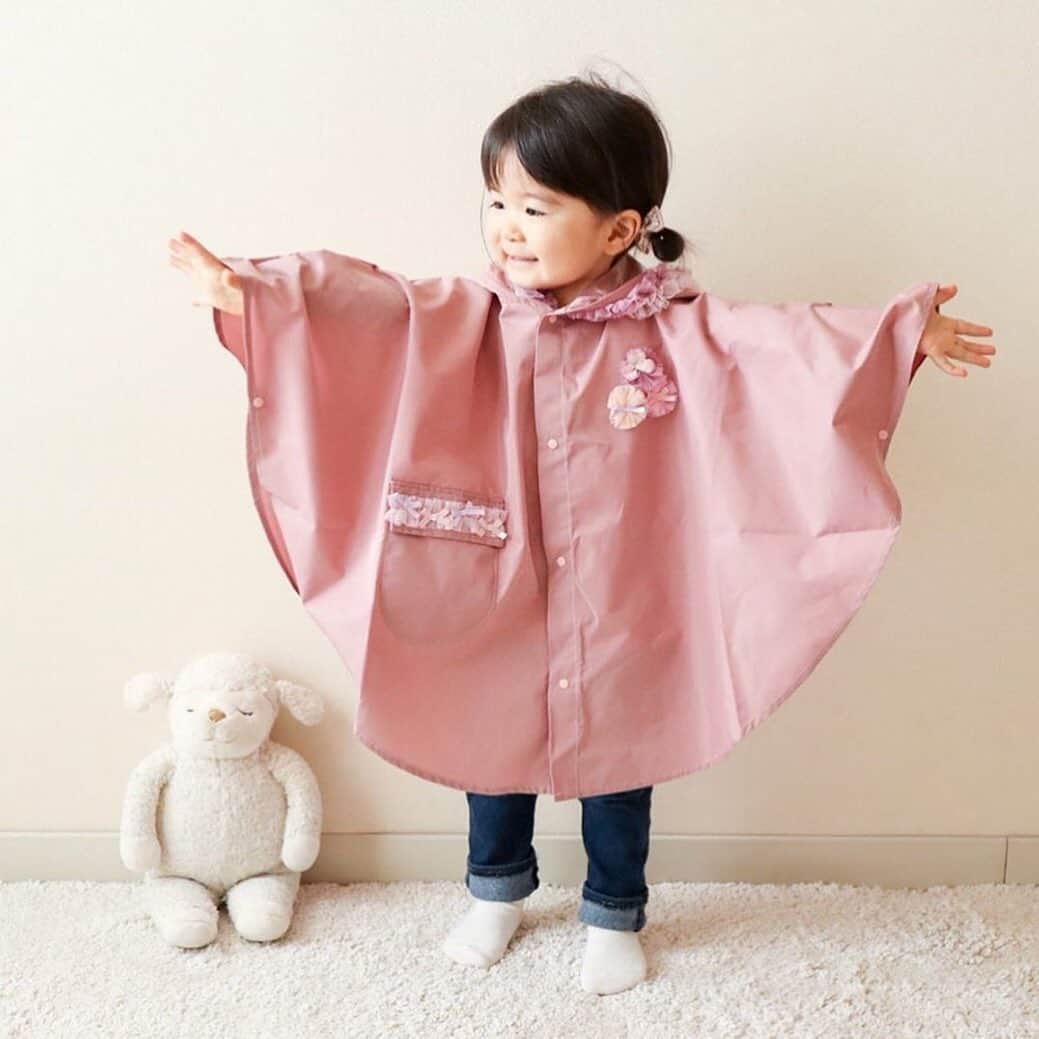 かわいいベビー服・子供服Babychuさんのインスタグラム写真 - (かわいいベビー服・子供服BabychuInstagram)「#べびちゅグッズ 【入荷待ち多数📣大人気ブランド✨パンパンチュチュ✨レインポンチョ🎀再入荷】 . べびちゅ一番人気のレイングッズ☔️ 🌈リボンリズムレインポンチョ/ローズ . panpantutuならではのリボンやお花、チュールなどのたっぷりのデコレーション👗✨くすみピンクがとってもステキなんです😍 . カワイイだけじゃなく、本格耐水＆防水透湿素材なところもグッド🙆‍♀️💕 . . さぁ、争奪戦です🛒💨 売り切れごめん💦 プロフィール欄のURLから、今すぐべびちゅHPへ📲☑ . . #ベビーレインポンチョ #レインポンチョ #パンパンチュチュ #panpantutu #べびちゅ #babychu #ig_kidsphoto #ig_babyphoto #かわいい #子供服 #ベビー服 #親バカ部 #女の子 #娘 #赤ちゃん #ベビーコーデ #キッズコーデ #ベビーファッション #キッズファッション #出産祝い #baby #babychujp #リゾートコーデ #リゾート気分」6月26日 19時00分 - babychu2014