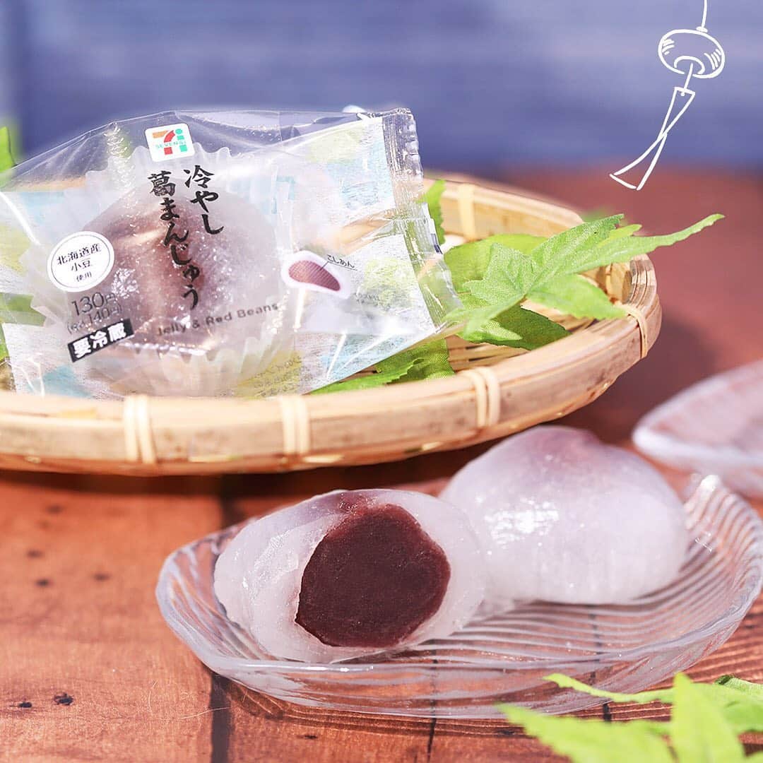 のインスタグラム：「＼🎐#冷やし葛まんじゅう 🍃／ 冷やしておいしい✨「冷やし葛まんじゅう」130円(税込140円) 販売中💚 もっちりぷるんとした葛まんじゅうの中には、北海道産小豆を使用した口当たりなめらかなこしあんが入っています💓 夏にぴったりの和スイーツを、ぜひお召し上がりください🍵 ㅤ ─────────────── 食べてみたら【#セブンイレブン】 をつけて投稿してね！ ─────────────── ㅤ #葛まんじゅう #くずまんじゅう #こしあん #あんこ #北海道産小豆 #小豆 #和菓子 #和 #和スイーツ #なめらか #もっちり #ぷるぷる #今日のおやつ #おやつタイム #3時のおやつ #セブンスイーツアンバサダー #セブンイレブンスイーツ #コンビニスイーツ #セブンプレミアム #近くて便利 #セブン #セブンイレブン #seveneleven #おうち時間 #stayhome」