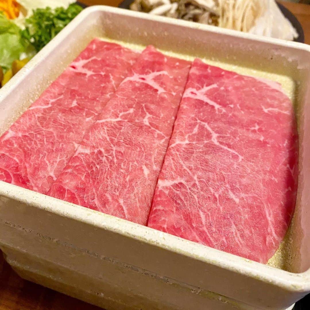 野本愛さんのインスタグラム写真 - (野本愛Instagram)「久しぶりに温野菜（@onyasai_official）で女子会したよー😊✨﻿ ﻿ 夏限定の【スタミナラムしゃぶ食べ放題】のコースを﻿ みんなで食べたよー😃❣️﻿ ﻿ ラムのしゃぶしゃぶって初めてだったけど、﻿ さっぱりしてるし、﻿ 出汁も色々な種類があるし、﻿ 野菜もいっぱい食べられたし﻿ 食べ放題だけど、全体的にヘルシーだった😆✨﻿ ﻿ 小学生未満無料だからママ会にもいいかも💛﻿ デザートの種類も豊富だったよ〜💕﻿ ﻿ お鍋だけど、小皿や菜箸も1人ずつあって、﻿ コロナ対策安心できた😃﻿ ﻿ やっぱオンライン飲み会より、﻿ リアル女子会が楽しい〜😆😆﻿ ﻿ スタミナつけて免疫アップ✨﻿ ﻿ @b.j__b.j  #温野菜﻿ #しゃぶしゃぶ温野菜﻿ #好きしゃぶ会﻿ #期間限定﻿ #六本木 #女子会ディナー #食べ放題 #ラム肉 #昨日のご飯 #コロナ対策 #野菜大好き #お肉大好き #六本木グルメ #食べスタグラム #食べ物日記 #ママ女子会  #roppongi #onyasai #dinner」6月26日 19時01分 - himemode