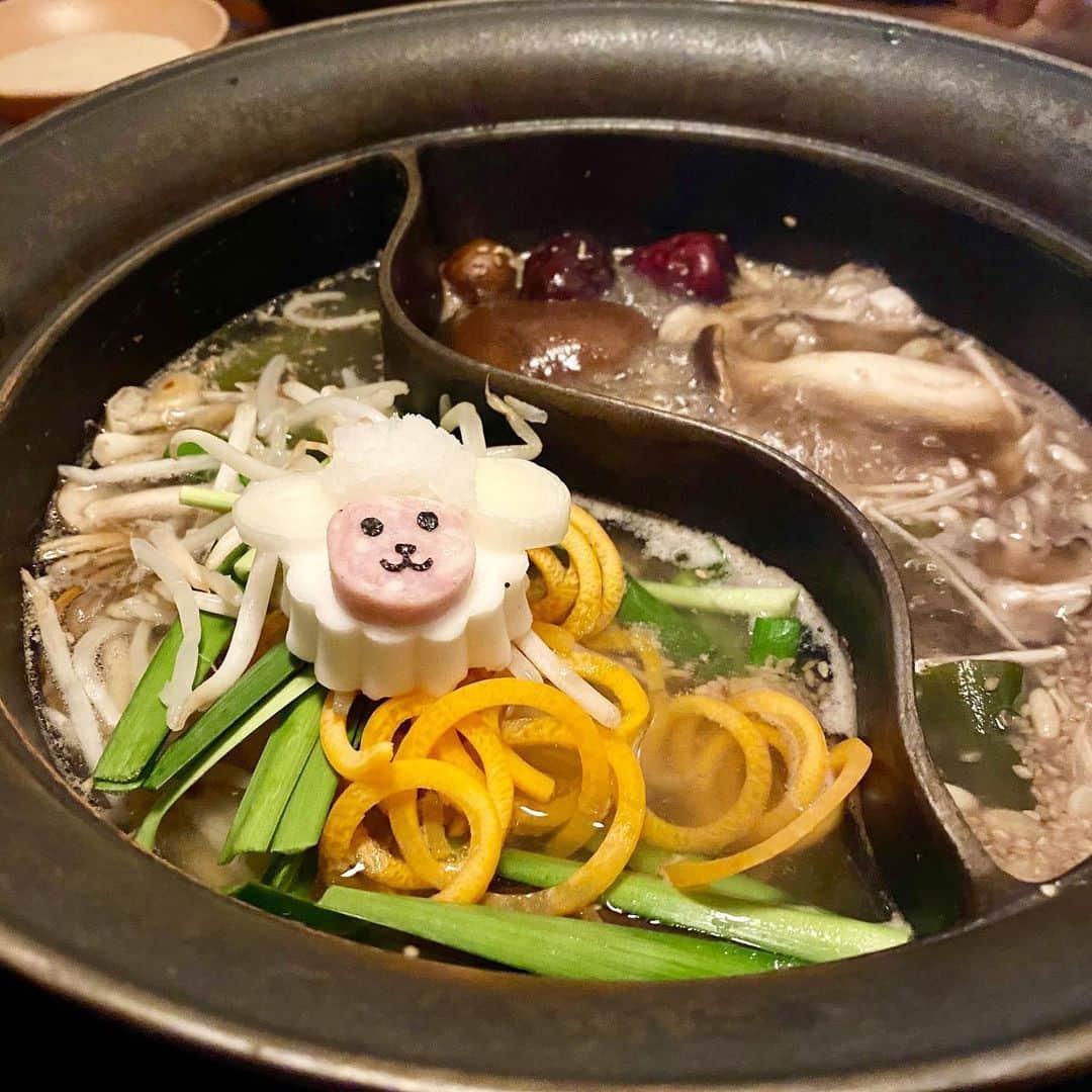 野本愛さんのインスタグラム写真 - (野本愛Instagram)「久しぶりに温野菜（@onyasai_official）で女子会したよー😊✨﻿ ﻿ 夏限定の【スタミナラムしゃぶ食べ放題】のコースを﻿ みんなで食べたよー😃❣️﻿ ﻿ ラムのしゃぶしゃぶって初めてだったけど、﻿ さっぱりしてるし、﻿ 出汁も色々な種類があるし、﻿ 野菜もいっぱい食べられたし﻿ 食べ放題だけど、全体的にヘルシーだった😆✨﻿ ﻿ 小学生未満無料だからママ会にもいいかも💛﻿ デザートの種類も豊富だったよ〜💕﻿ ﻿ お鍋だけど、小皿や菜箸も1人ずつあって、﻿ コロナ対策安心できた😃﻿ ﻿ やっぱオンライン飲み会より、﻿ リアル女子会が楽しい〜😆😆﻿ ﻿ スタミナつけて免疫アップ✨﻿ ﻿ @b.j__b.j  #温野菜﻿ #しゃぶしゃぶ温野菜﻿ #好きしゃぶ会﻿ #期間限定﻿ #六本木 #女子会ディナー #食べ放題 #ラム肉 #昨日のご飯 #コロナ対策 #野菜大好き #お肉大好き #六本木グルメ #食べスタグラム #食べ物日記 #ママ女子会  #roppongi #onyasai #dinner」6月26日 19時01分 - himemode