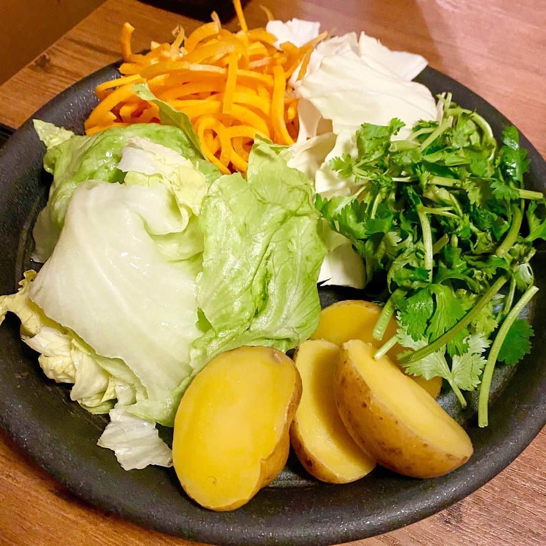 野本愛さんのインスタグラム写真 - (野本愛Instagram)「久しぶりに温野菜（@onyasai_official）で女子会したよー😊✨﻿ ﻿ 夏限定の【スタミナラムしゃぶ食べ放題】のコースを﻿ みんなで食べたよー😃❣️﻿ ﻿ ラムのしゃぶしゃぶって初めてだったけど、﻿ さっぱりしてるし、﻿ 出汁も色々な種類があるし、﻿ 野菜もいっぱい食べられたし﻿ 食べ放題だけど、全体的にヘルシーだった😆✨﻿ ﻿ 小学生未満無料だからママ会にもいいかも💛﻿ デザートの種類も豊富だったよ〜💕﻿ ﻿ お鍋だけど、小皿や菜箸も1人ずつあって、﻿ コロナ対策安心できた😃﻿ ﻿ やっぱオンライン飲み会より、﻿ リアル女子会が楽しい〜😆😆﻿ ﻿ スタミナつけて免疫アップ✨﻿ ﻿ @b.j__b.j  #温野菜﻿ #しゃぶしゃぶ温野菜﻿ #好きしゃぶ会﻿ #期間限定﻿ #六本木 #女子会ディナー #食べ放題 #ラム肉 #昨日のご飯 #コロナ対策 #野菜大好き #お肉大好き #六本木グルメ #食べスタグラム #食べ物日記 #ママ女子会  #roppongi #onyasai #dinner」6月26日 19時01分 - himemode