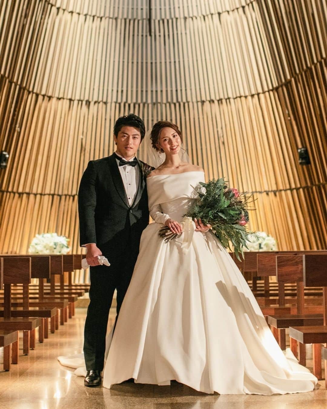 Wedding Park 公式のインスタグラム：「こんばんは！ウエディングパークのハナレポ編集部です💁  ステキな結婚式を紹介しています✨ ※現在ハナレポ2周年キャンペーン開催中！詳細は6枚目の画像をチェック！ . 今日は @a_wd_0112 さん💓 . 可愛い要素は入れずに大人で綺麗め、かつラグジュアリーに✨ ————————————————————— 👰 @a_wd_0112  さんの #ハナレポ ✍️ https://s.weddingpark.net/hanarepo/8080/ 会場： @grandhyatttokyo_wedding #グランドハイアット東京 #グラハイ花嫁 開催時期：2020年1月 ————————————————————— . ♥1着目のドレスはミカドシルクの上品な #hatsukoendo ♥2着目はキラキラグリッタードレス #lazaro3662 ♥ #前撮り は思い切ってニューヨークで . ＊＊＊＊＊＊＊＊＊ 「 #ハナレポ 」とは誰でも簡単につくれる #結婚式レポート のサービスです！ プロフィールのリンクから飛べます！ ハナレポをつくったら @weddingpark をタグ付けして、キャプチャなどを投稿してください☺️ 公式インスタで、ありがとうの気持ちを込めてシェアします💖 ＊＊＊＊＊＊＊＊＊ 2020年7月2日（木）、7月3日（金）の2日間、ウエディングパークが初のインスタLIVEを開催。 都内人気会場とLIVEを繋いで会場の魅力をご紹介！詳しくはプロフィールのリンクをチェック ＊＊＊＊＊＊＊＊＊ #ウエパ #ハナレポ #ウエディングパーク #オリジナルウェディング #結婚式レポ #wedding #コンセプトウェディング #ブーケ #ウェディングブーケ #ウェディングドレス #カラードレス #会場装飾 #ウェディングケーキ #結婚式DIY #プロフィールブック #結婚指輪 #招待状 #グランドハイアット東京 #グラハイ花嫁」