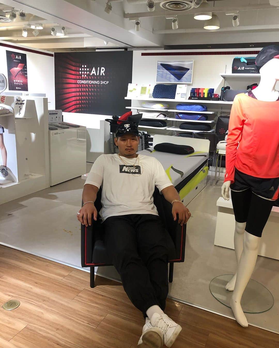 稲垣啓太のインスタグラム：「座った瞬間この椅子を買おうと決めた。 #西川ふとん #AiR」