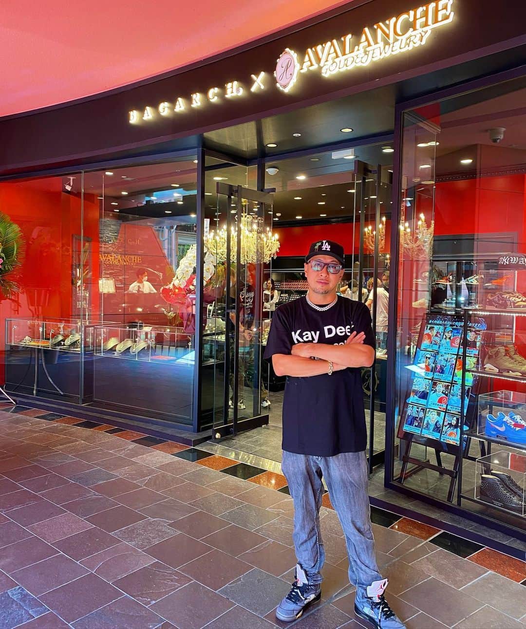 Kayzabroのインスタグラム：「今日キャナルシティの一階にバガーチxアヴァランチがオープンしました 当初の予定より3ヶ月遅れたし コロナの影響で世界中バタバタしてるけど… 前向いてポジティブに行こうぜ🤘 #avalanchegoldandjewelry #bagarch #canalcity」