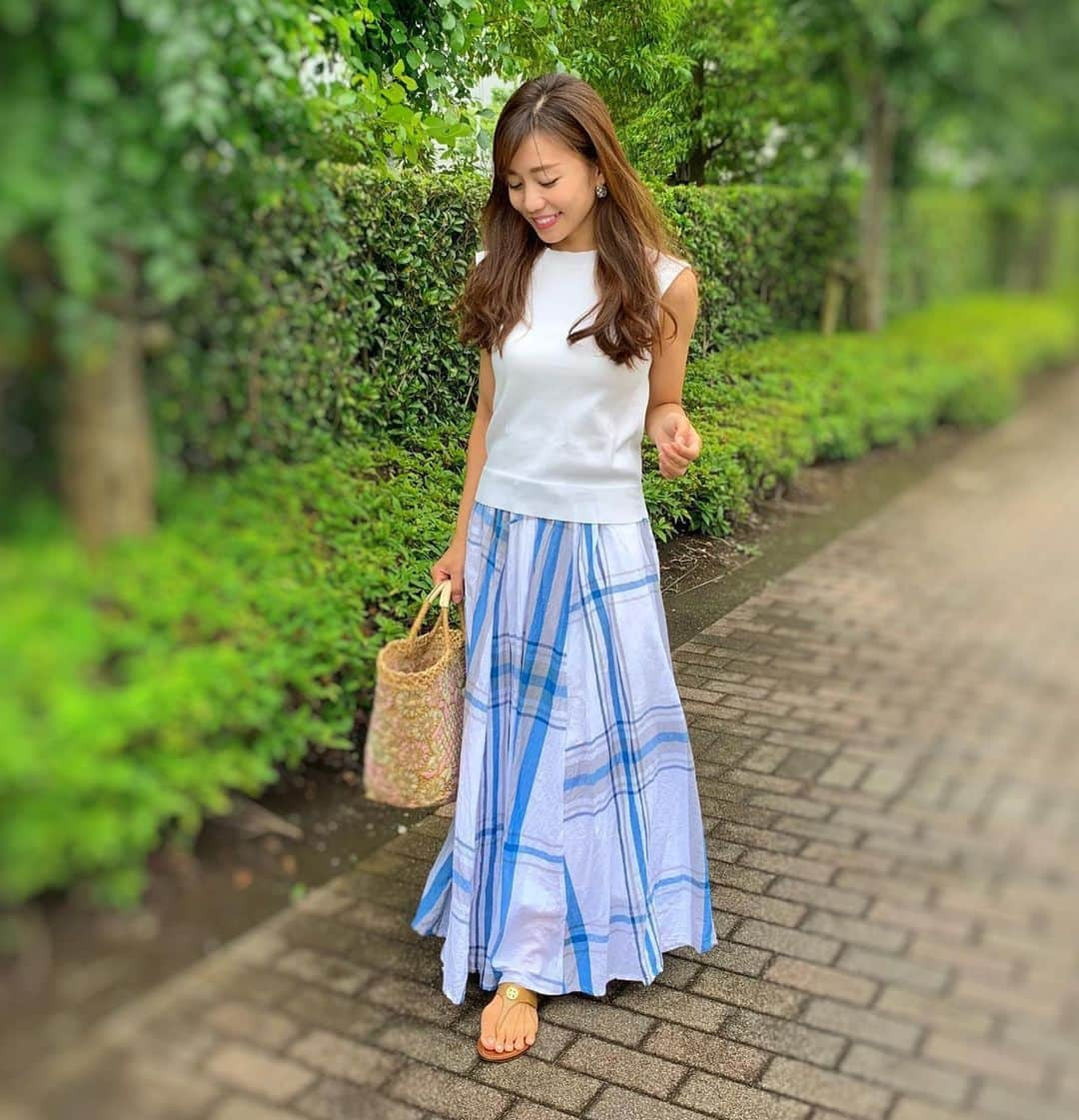 福山唯さんのインスタグラム写真 - (福山唯Instagram)「今日はとっても暑かったですね☀️💦 . . coordinate skirt @cotorica.official  ブルーチェックで爽やかコーデ💙 ふわっとしたスカートが軽くて涼しくて🙆‍♀️✨ 今日はZOZOTOWNで1500円クーポンでお得にお買い物できるみたい🎵 . . #coordinate #summer #cotorica #longskirt #コーディネート  #夏コーデ　#マキシスカート　💠」6月26日 19時05分 - yuifukuyama