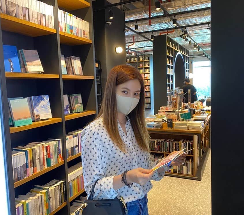 パク・シウンのインスタグラム：「#서점 #너무예쁜거아니에요😱 #나오기싫었어요 #책때문에 #그건아니겠죠🤣ㅋㅋ #예쁜공간 #책읽기도좋으네요 #이제야발견 #뒷북인가요😅  #제2롯데월드」