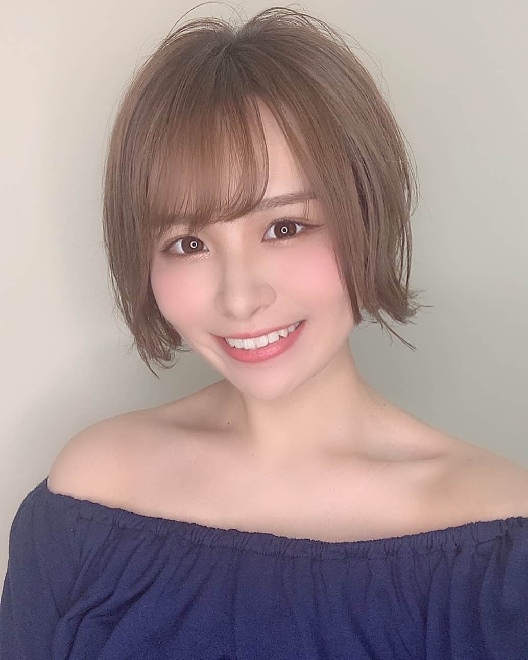 あすぽんのインスタグラム：「↩︎ . 笑顔ver. あんまり写真だと歯をだして笑わないので レアだね🤭💕 . . . #撮影#サロモ#サロンモデル#ヘアアレンジ #カットモデル#カラーモデル#ショートヘア #ショート女子#美容室 #イチナナライバー #イチナナ #followme#likeme」