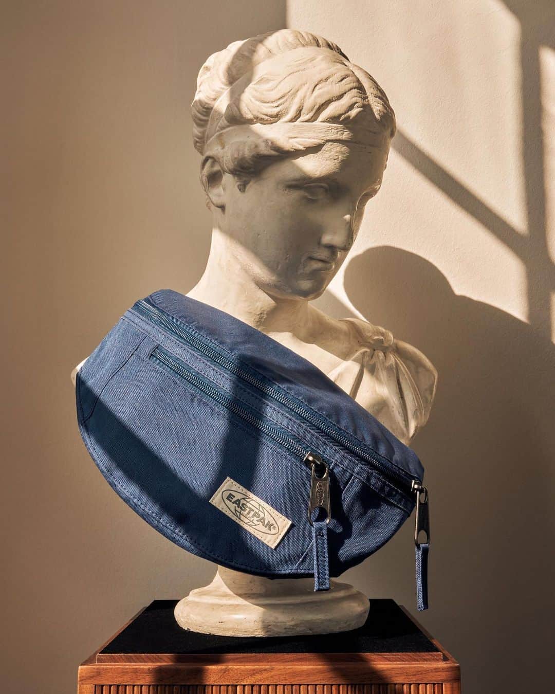 MR PORTERのインスタグラム：「How do you wear your #beltbag? Across the chest or, as the name suggests, around your waist? Whichever way you prefer, @eastpak's belt bag is made from sturdy canvas and fitted with two extra zipped pockets to safely store your essentials for your next trip to a museum, the beach, and all the other places we’re now allowed to visit. Head to the link in bio or tap to shop. #MRPORTER」