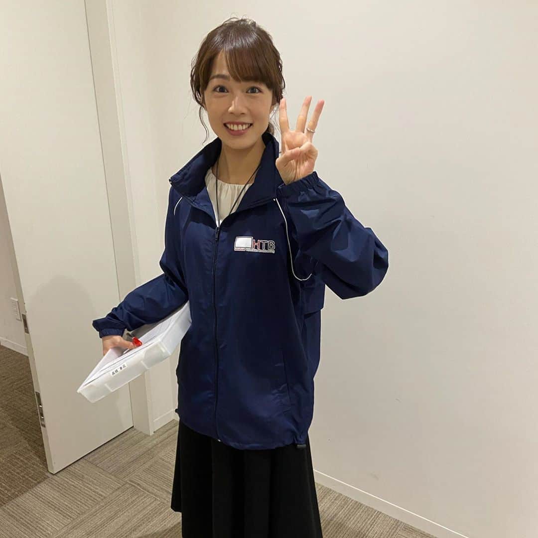のインスタグラム：「春花さん、 お誕生日おめでとうございます✨ 「三十路ですね」って直接言ってしまいました(笑)。 春花さんも、ピースから咄嗟に3本指に変更🤣﻿ これからもよろしくお願いします😊🙇‍♂️ #高橋春花 さん #お誕生日 #おめでとうございます！ #30歳 #三十路 沢山言っていたら怒られるかな(笑) #最近 #イチオシ の #出演 が重ならなくて寂しいです #早く普通の体制に戻ってほしいものです #仕事 のことも #プライベート も #相談 できる #お姉さん #これからもついていきます！ #以前のご飯の写真も #HTB #アナウンサー #五十幡裕介」