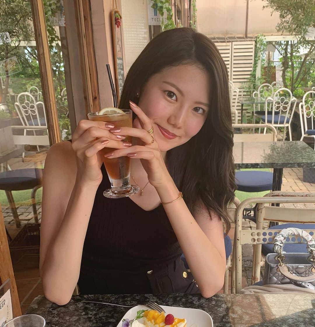 のインスタグラム：「3枚目のカワウソ感うれしい🌻 岩盤浴みたいな季節で、 そんな日は調子に乗ってお外で🥰 でも日光は後ろから前へくるのです、お腹がハリッサ☺️ さて！今から頑張って運動をするのだ！！！！！！！ 最近は韓国のアイドルのダンスばっかり踊ってる毎日だに🌻🌻 . . .  #ブラックコーデ#夏コーデ#夏メイク #カフェ巡り#カフェスタグラム #カフェ活 #東京カフェ#東京カフェ巡り #カフェ#美 #モデル#撮影#撮影モデル#モノクロ#被写体#韓国ファッション #photo#shooting#beautiful #likeforlikes #missuniversejapan #follow #셀카#얼스타그램#좋아요#좋아요반사#소통#팔로우환영#오오티디#오늘의훈녀」